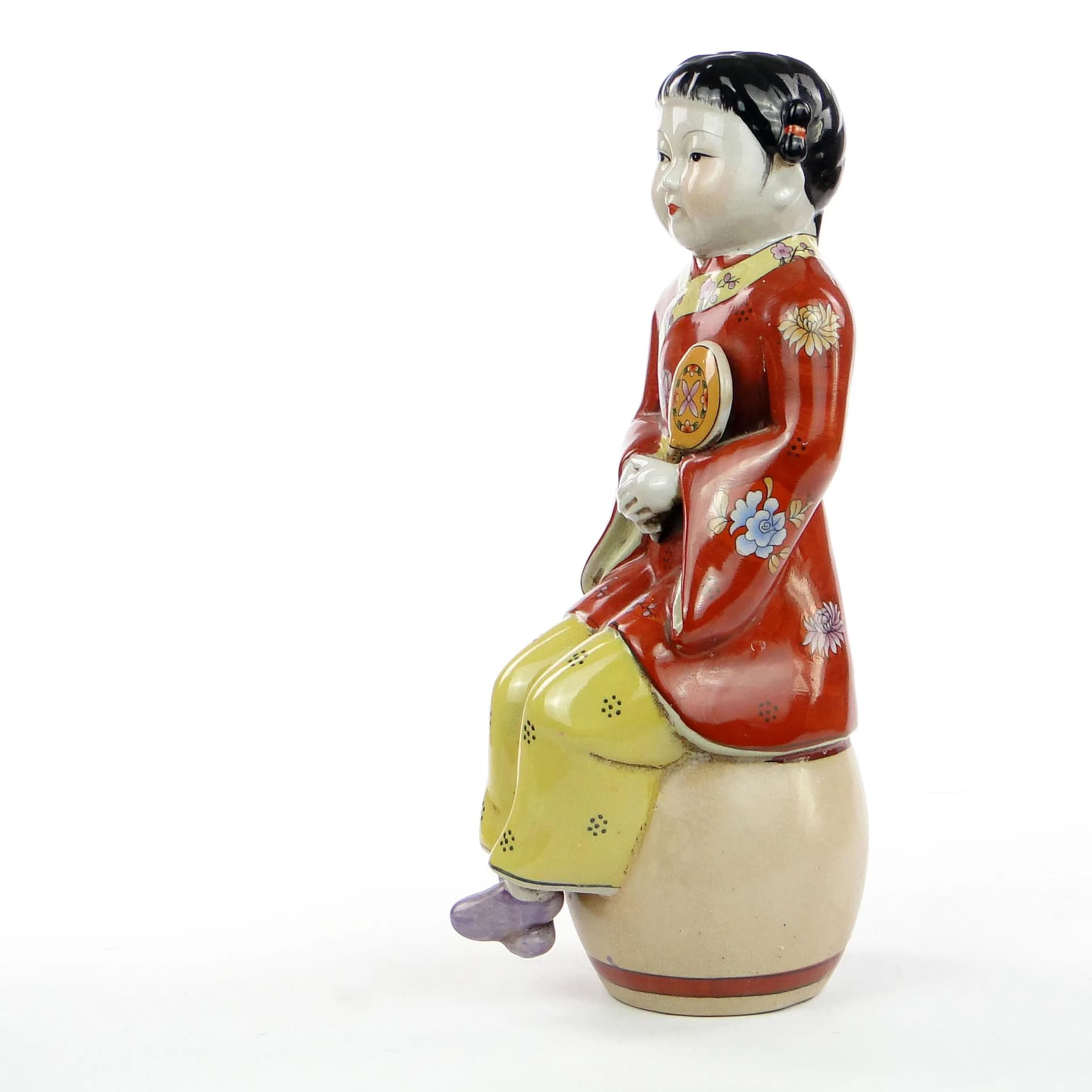 Figura dziewczynki z wachlarzem, ceramika multikolor, Chiny, lata 50. - 34853