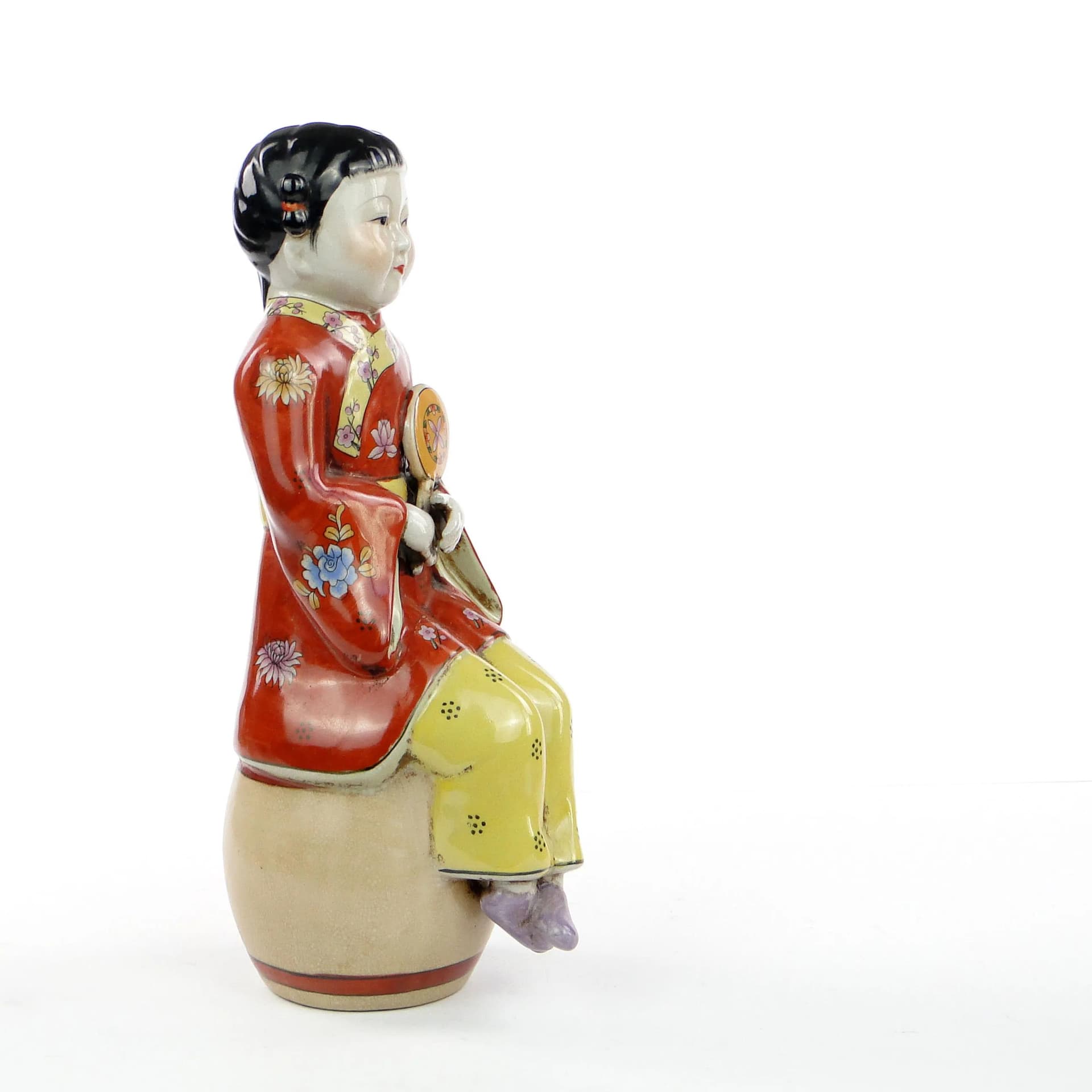 Figura dziewczynki z wachlarzem, ceramika multikolor, Chiny, lata 50. - 34852