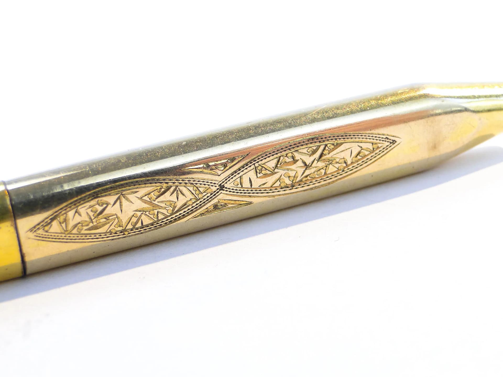 Pozłacany mosiężny ołówek mechaniczny z giloszowanym wzorem, Francja, lata 1900 - 35192