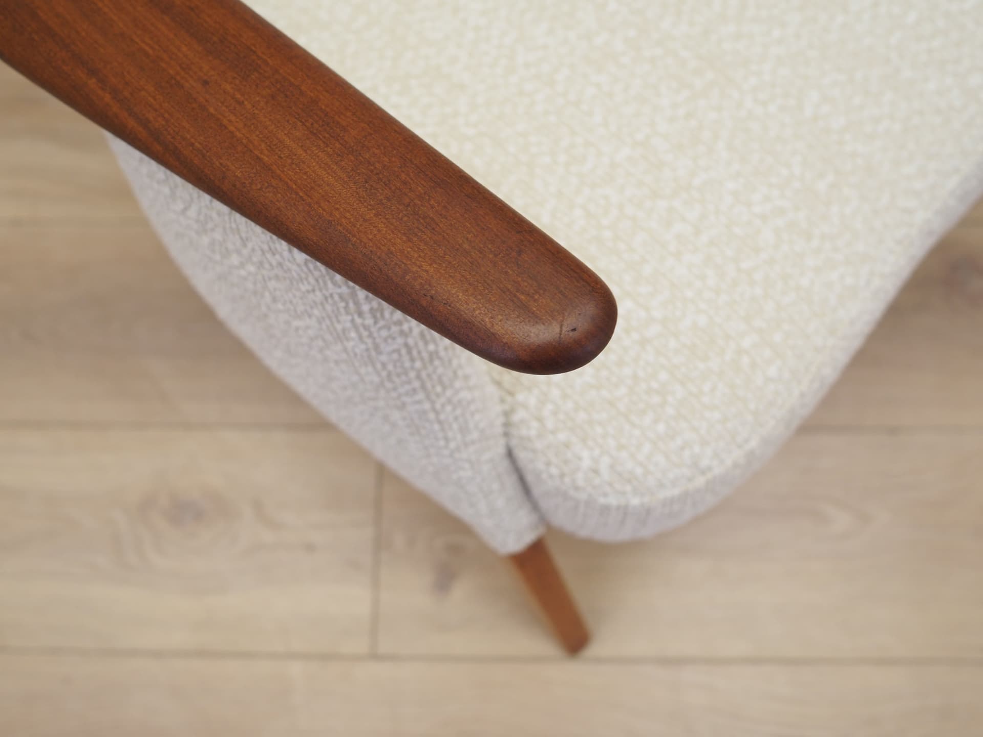 Fotel, kremowy, bouclé, dąb, teak, Dania, lata 70. - 63438