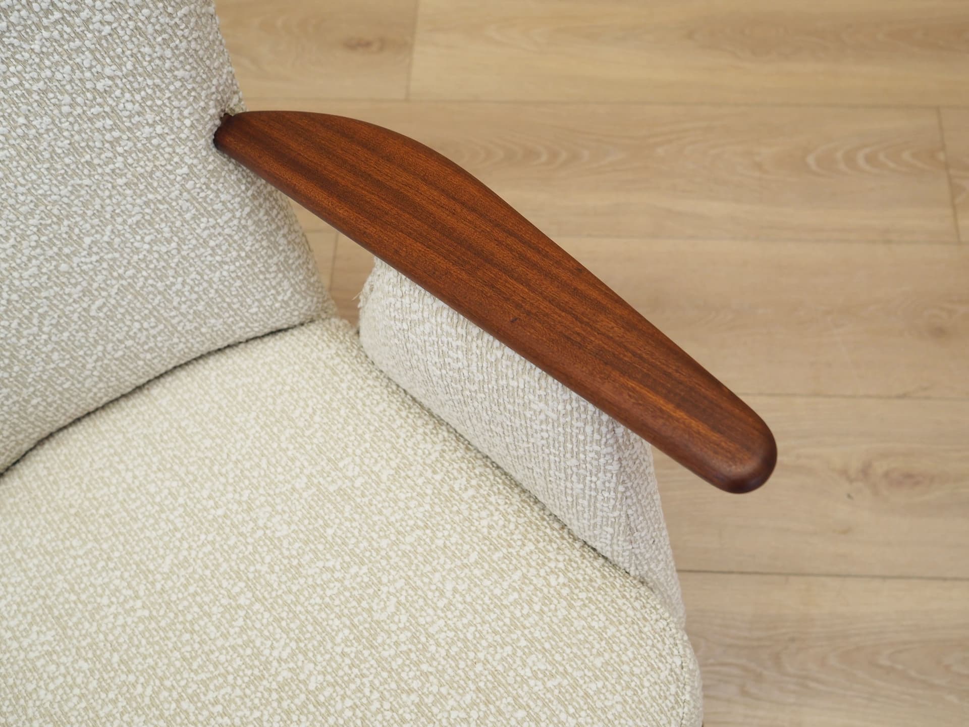 Fotel, kremowy, bouclé, dąb, teak, Dania, lata 70. - 63439