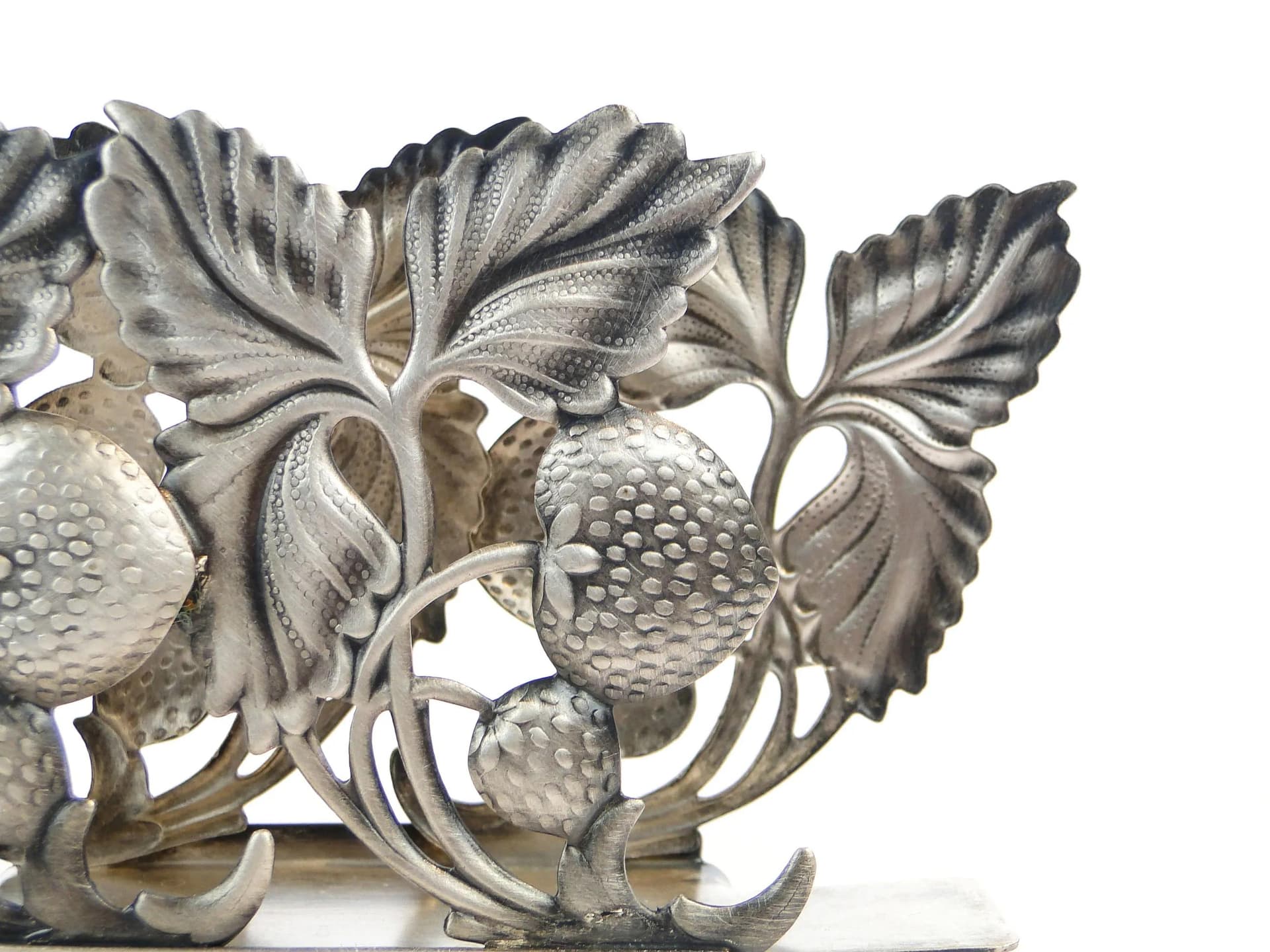 Serwetnik Poziomki, postmodernizm, metal srebrny, HEFRA, Polska, lata 60. - 35374