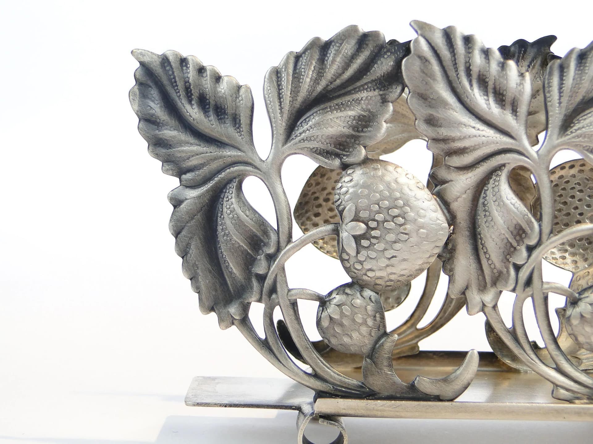 Serwetnik Poziomki, postmodernizm, metal srebrny, HEFRA, Polska, lata 60. - 35373