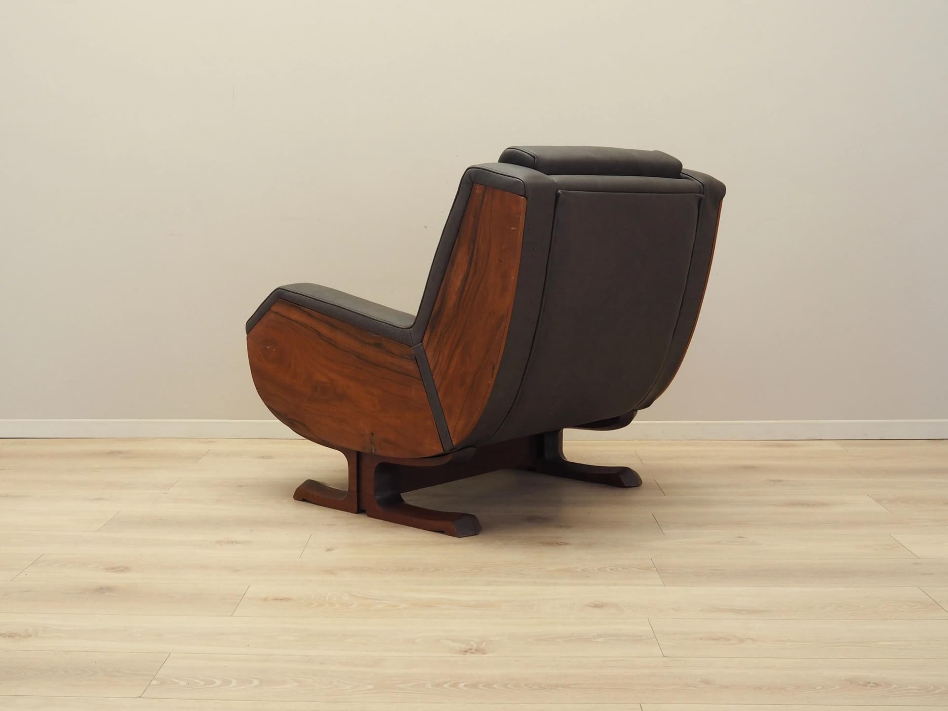 Armchair, brown, natural leather, walnut, Italy, 1970s - 35583