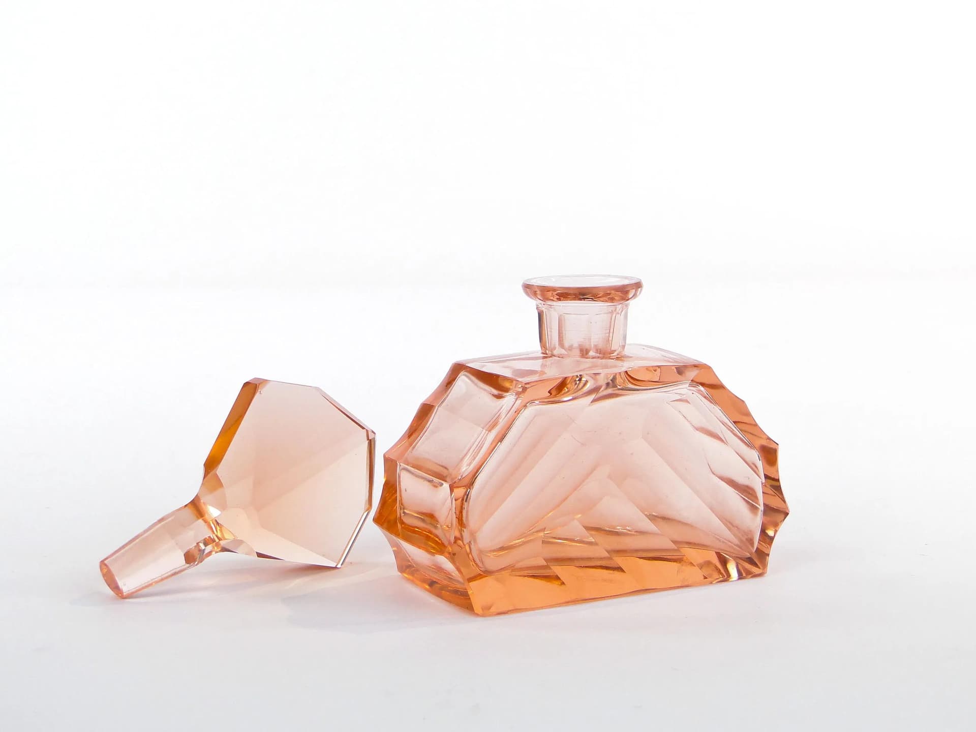 Karafka, art déco, kryształ różowy, Moser, Czechy, lata 60. - 35947