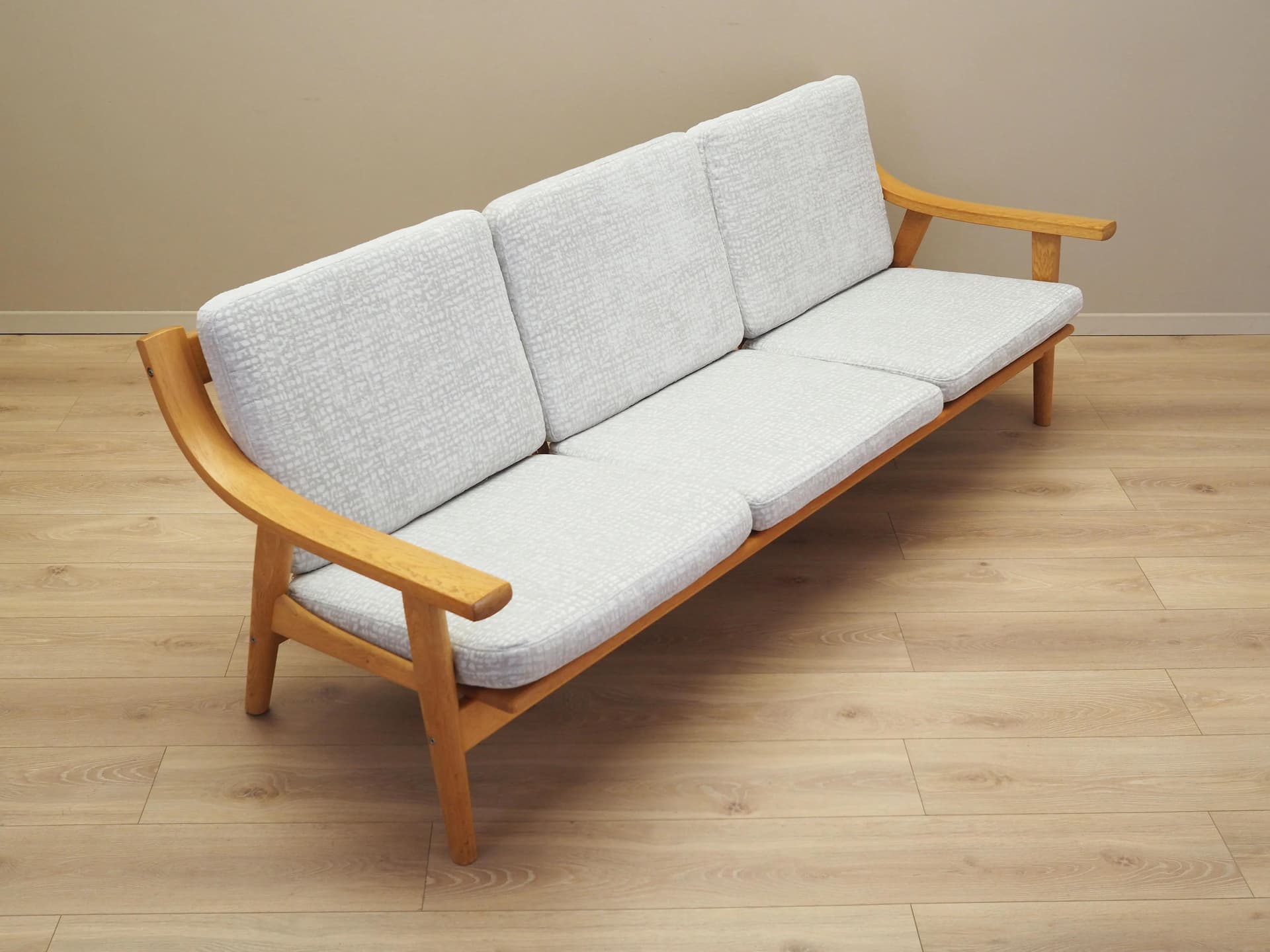 Sofa GE-530, dąb jasnoszary, proj. H. J. Wegner, Getama, Dania, lata 60. - 35764