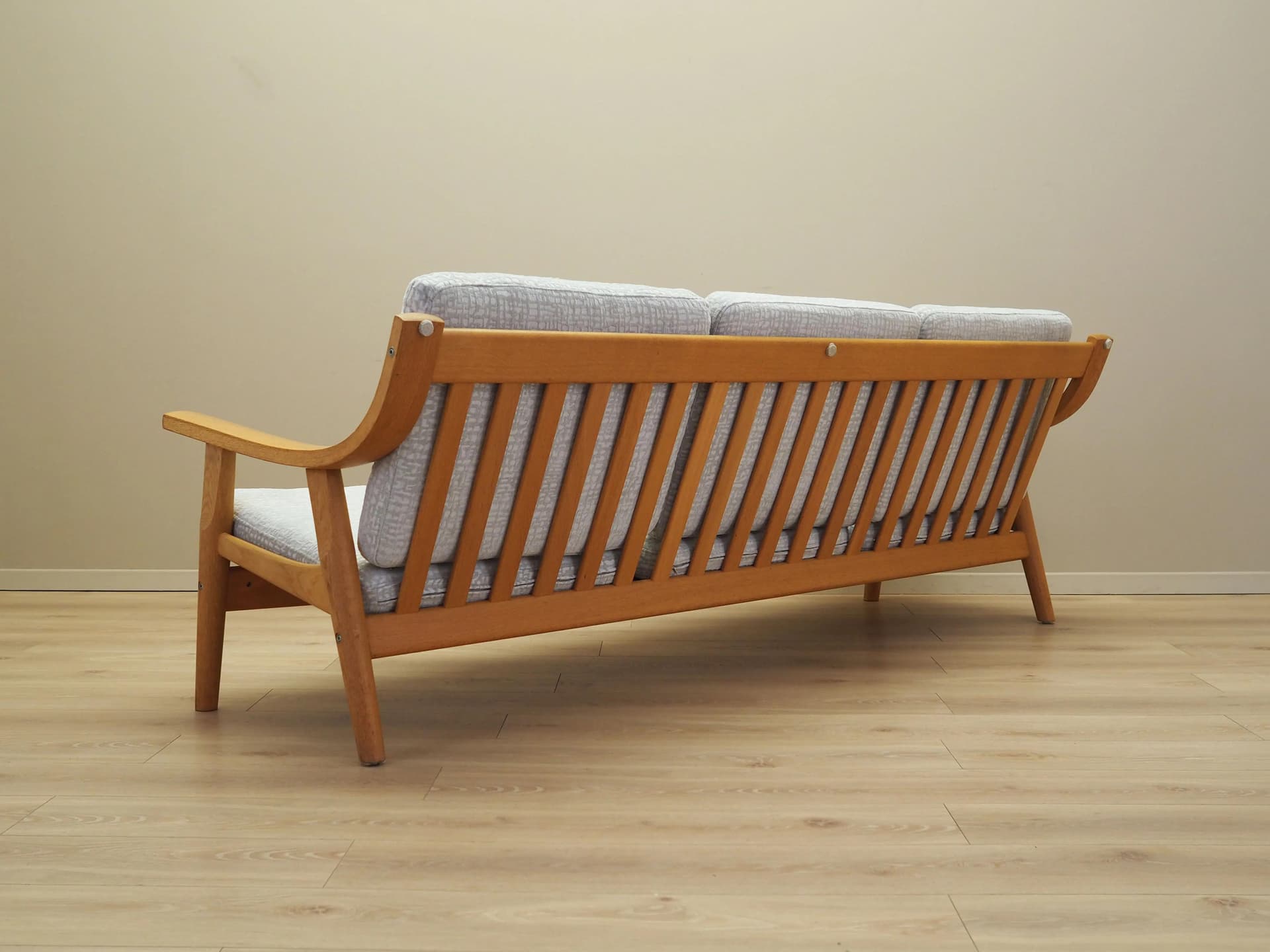 Sofa GE-530, dąb jasnoszary, proj. H. J. Wegner, Getama, Dania, lata 60. - 35762