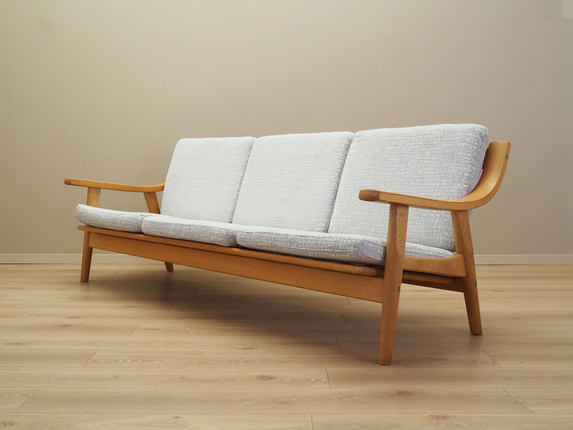Sofa GE-530, dąb jasnoszary, proj. H. J. Wegner, Getama, Dania, lata 60. - 35761