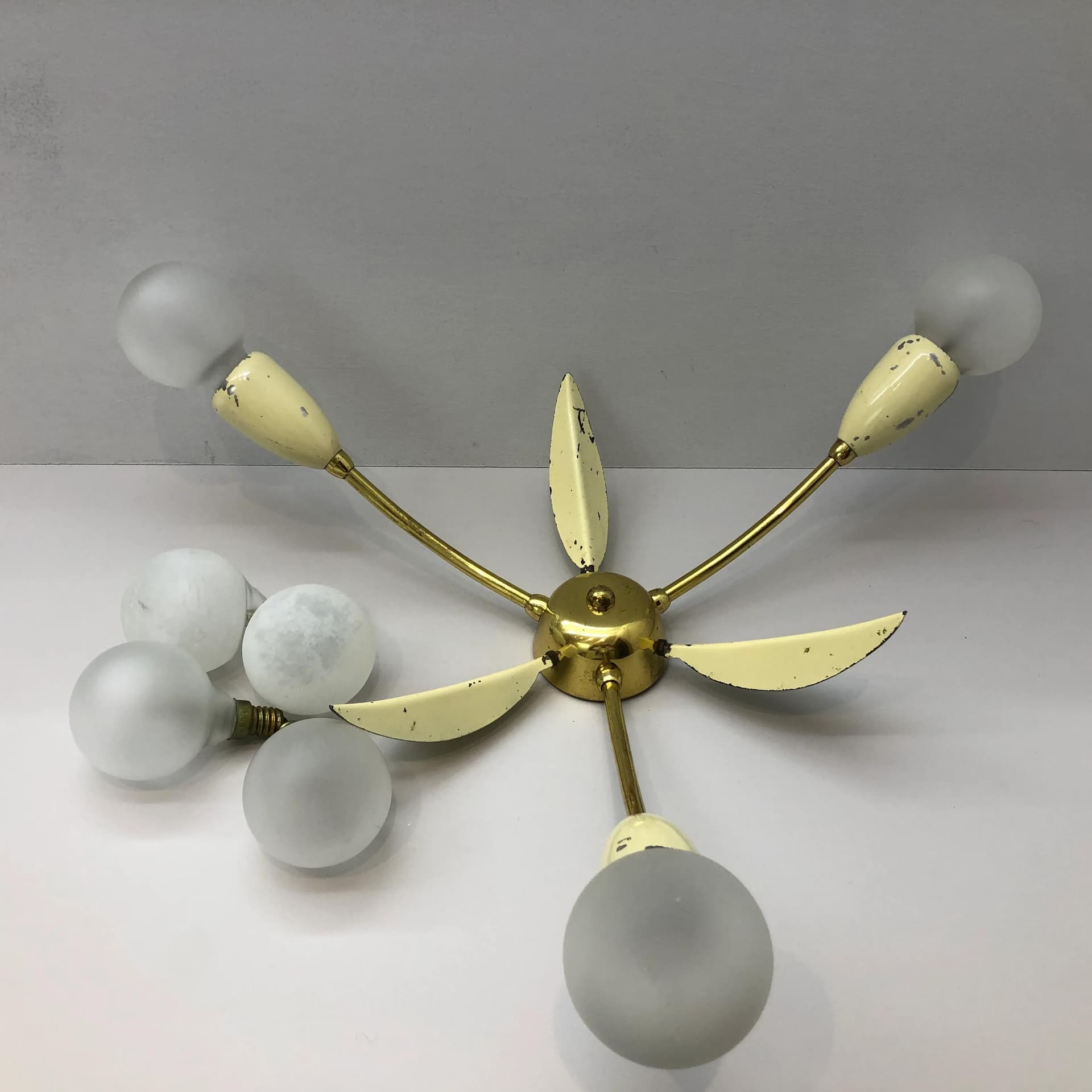 Mosiężny, kremowo-żółty kinkiet minimalistyczny, Niemcy, lata 60. - 35887