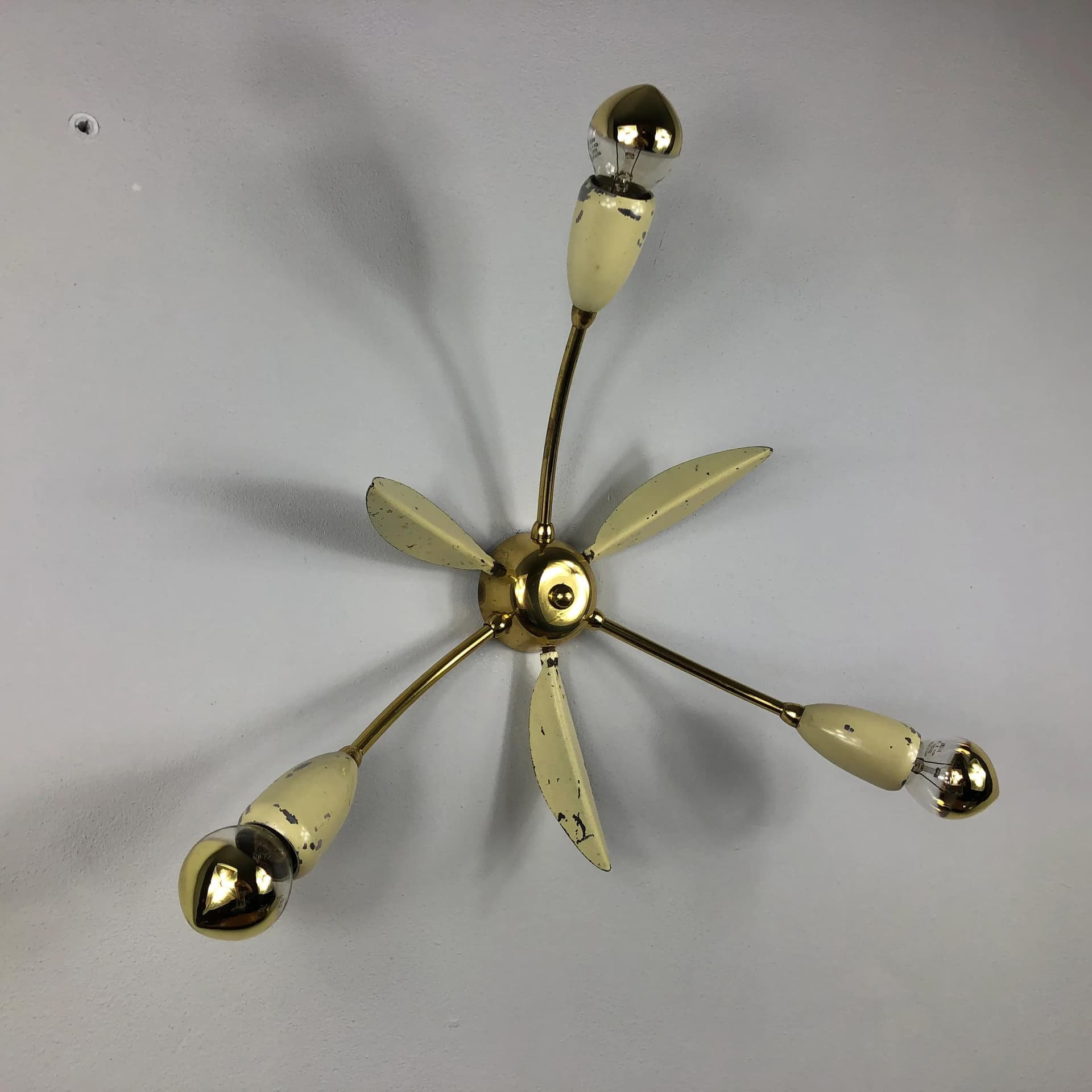 Mosiężny, kremowo-żółty kinkiet minimalistyczny, Niemcy, lata 60. - 35893