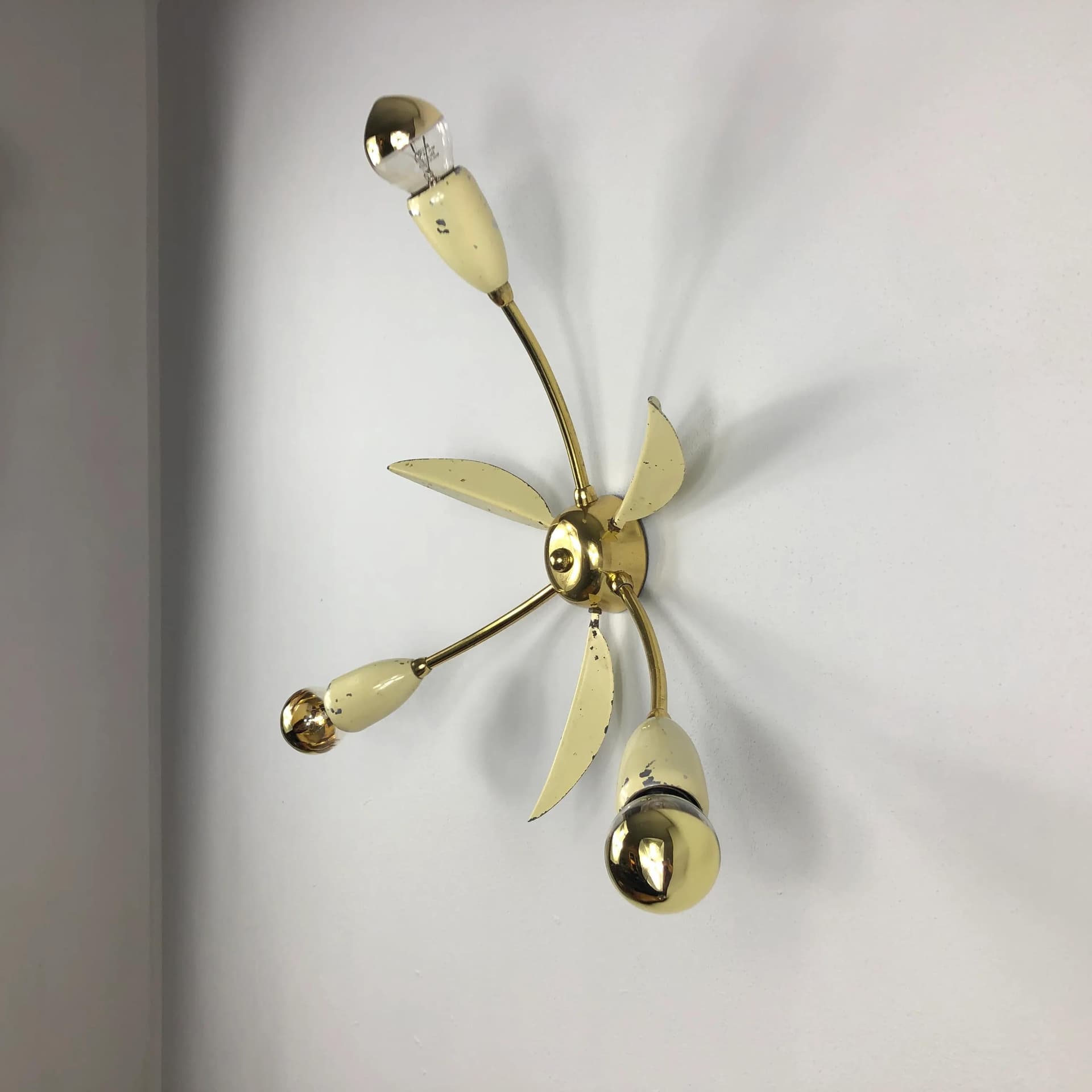 Mosiężny, kremowo-żółty kinkiet minimalistyczny, Niemcy, lata 60. - 35892