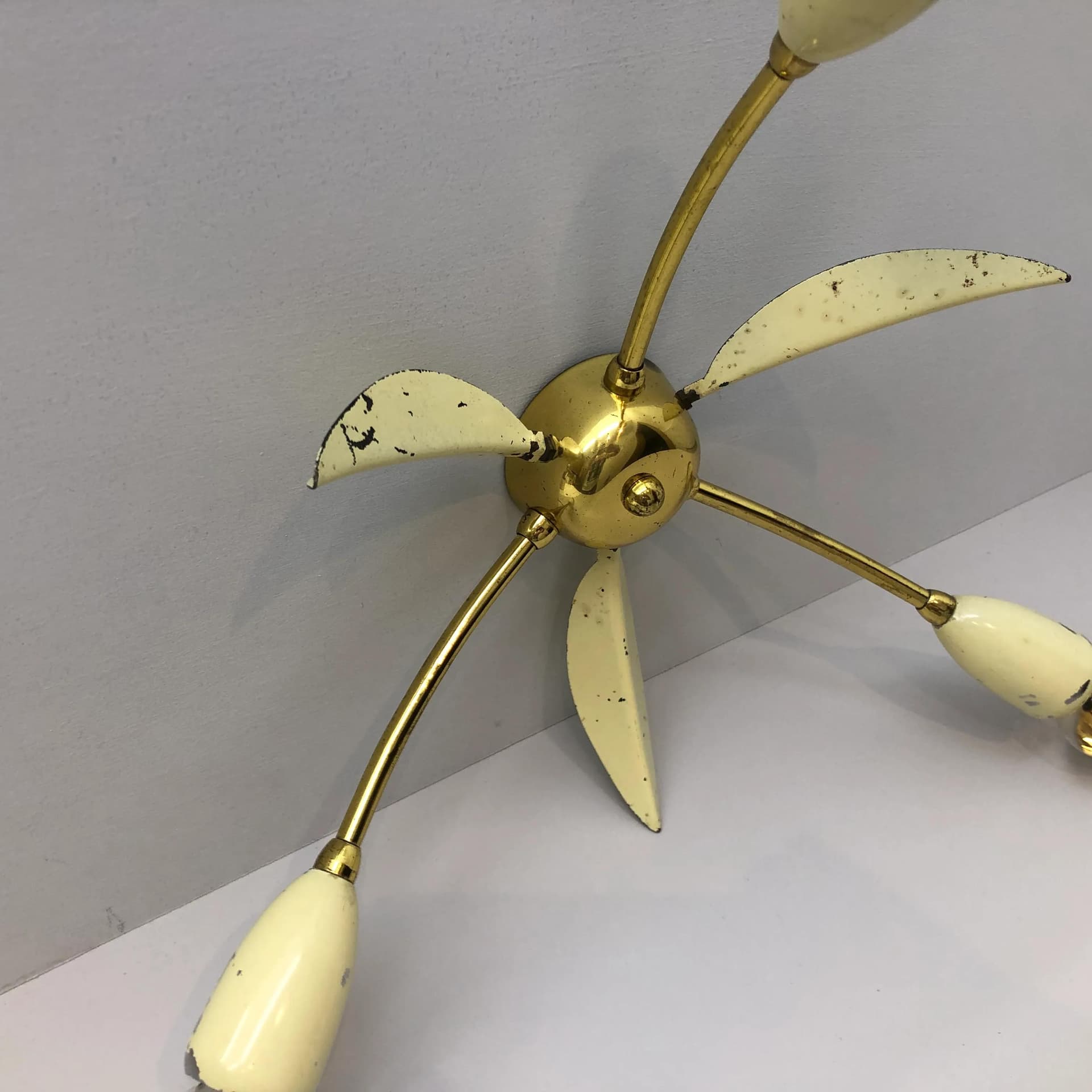 Mosiężny, kremowo-żółty kinkiet minimalistyczny, Niemcy, lata 60. - 35895