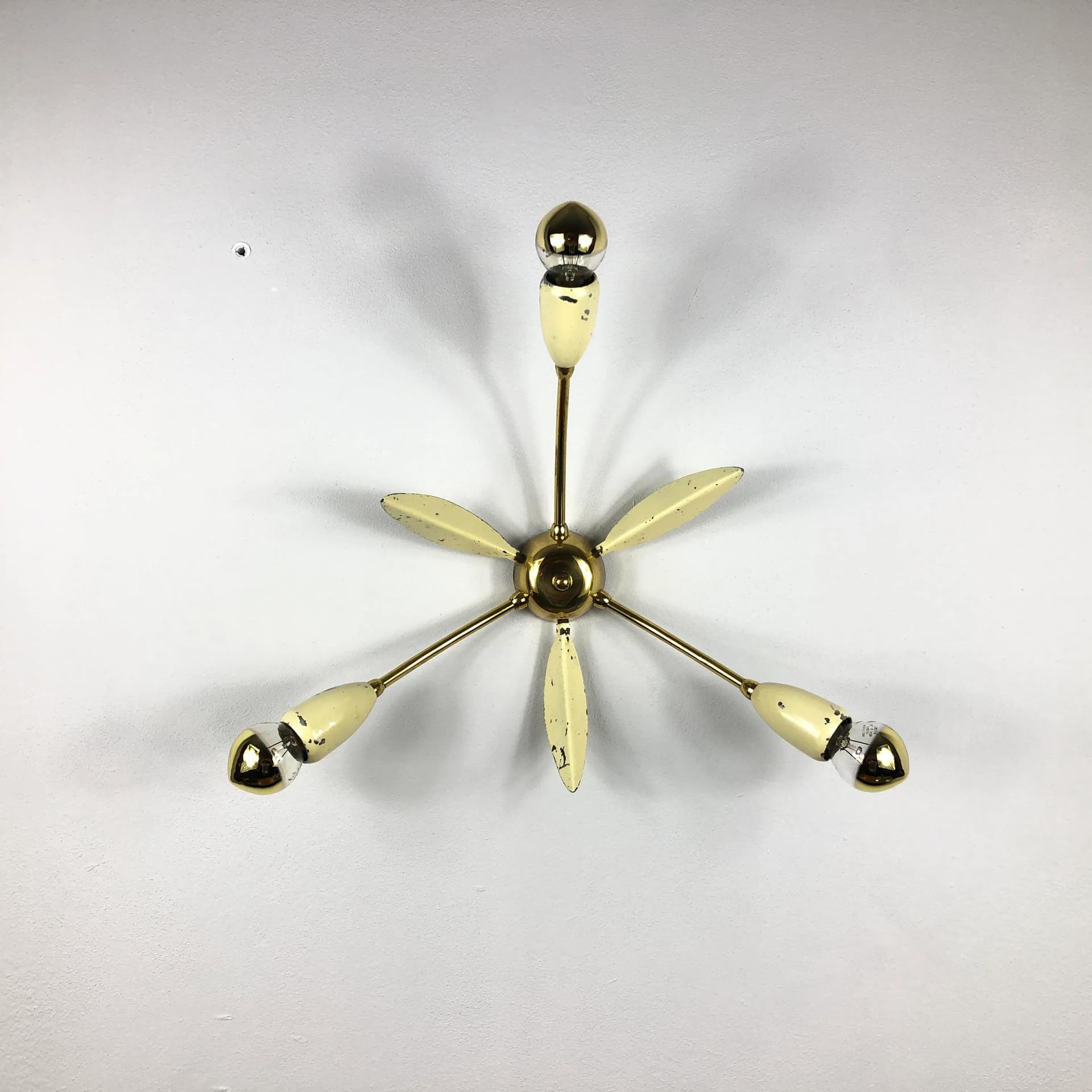 Mosiężny, kremowo-żółty kinkiet minimalistyczny, Niemcy, lata 60. - 35894