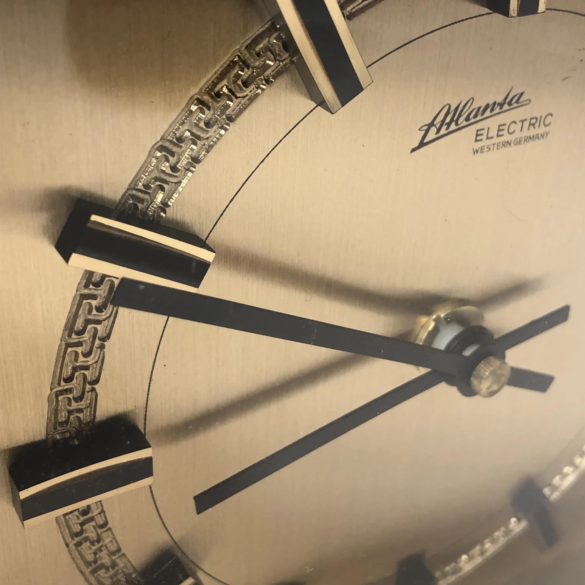 Zegar kominkowy Art Deco, złoty, mosiądz, Niemcy, lata 70. - 36051