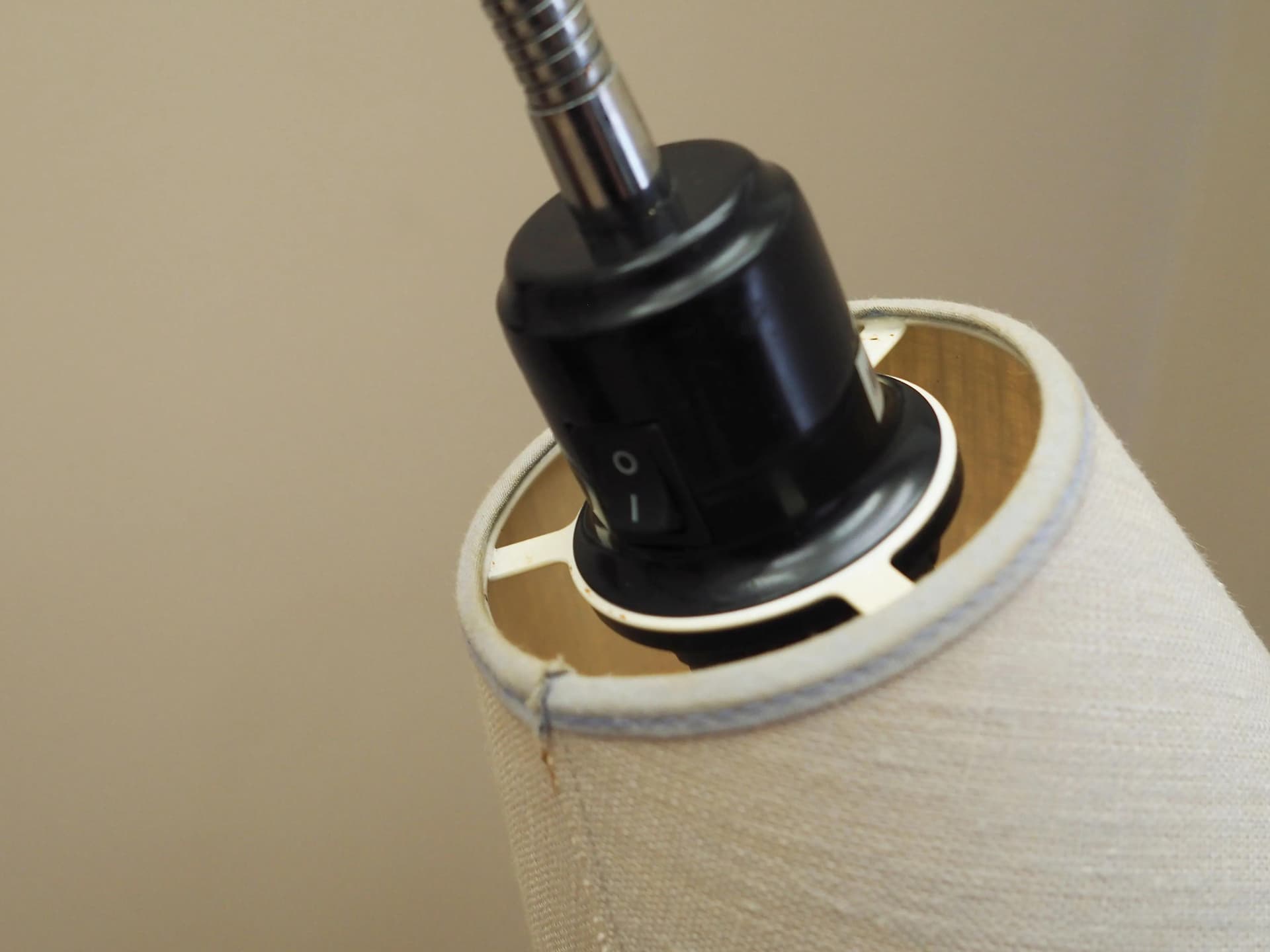 Lampa podłogowa, metal czarny, tkanina beżowa, Dania, lata 70. - 36447