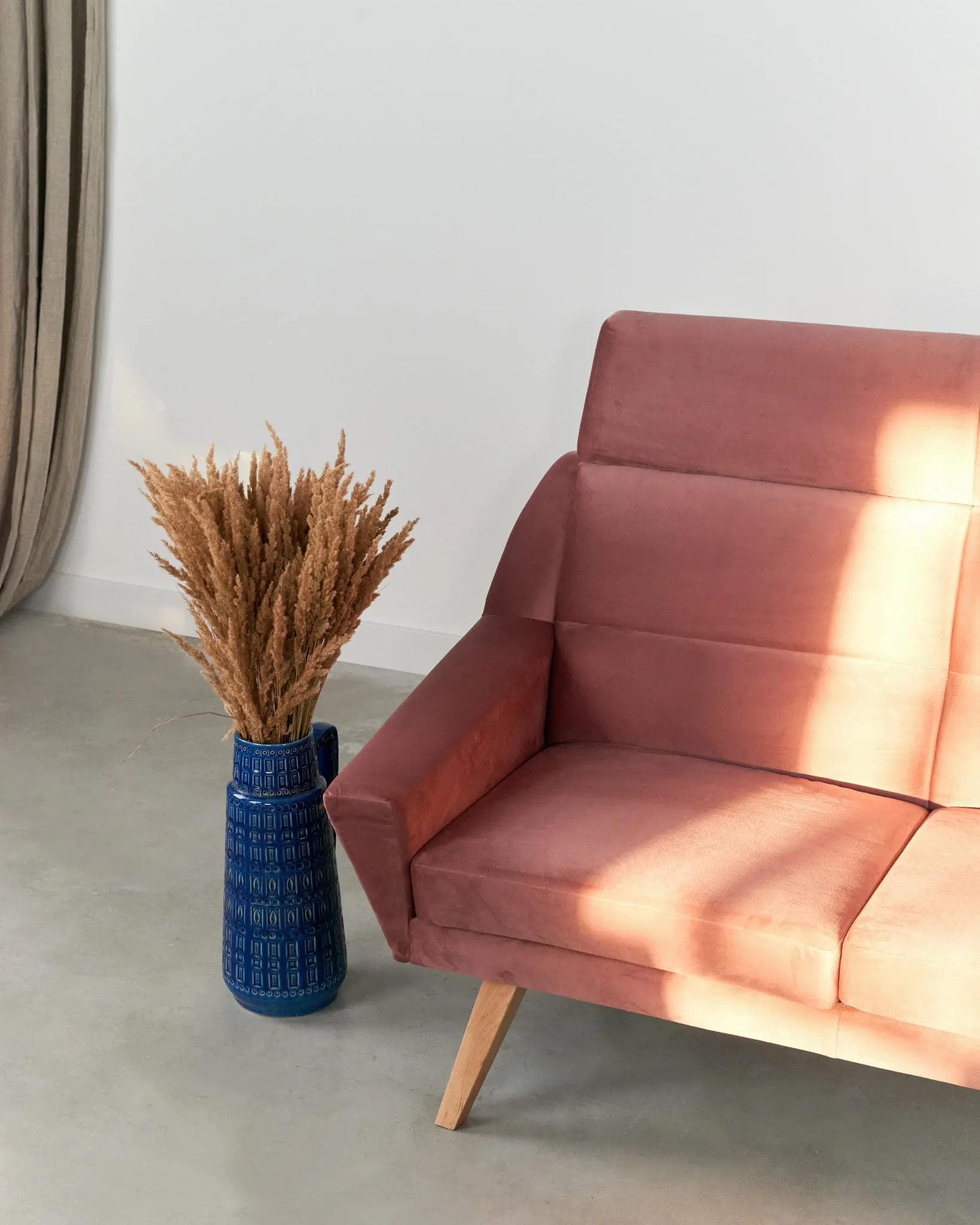 Sofa Mandal, velvet różowy, drewno jasne, Polska, lata 90. - 36743