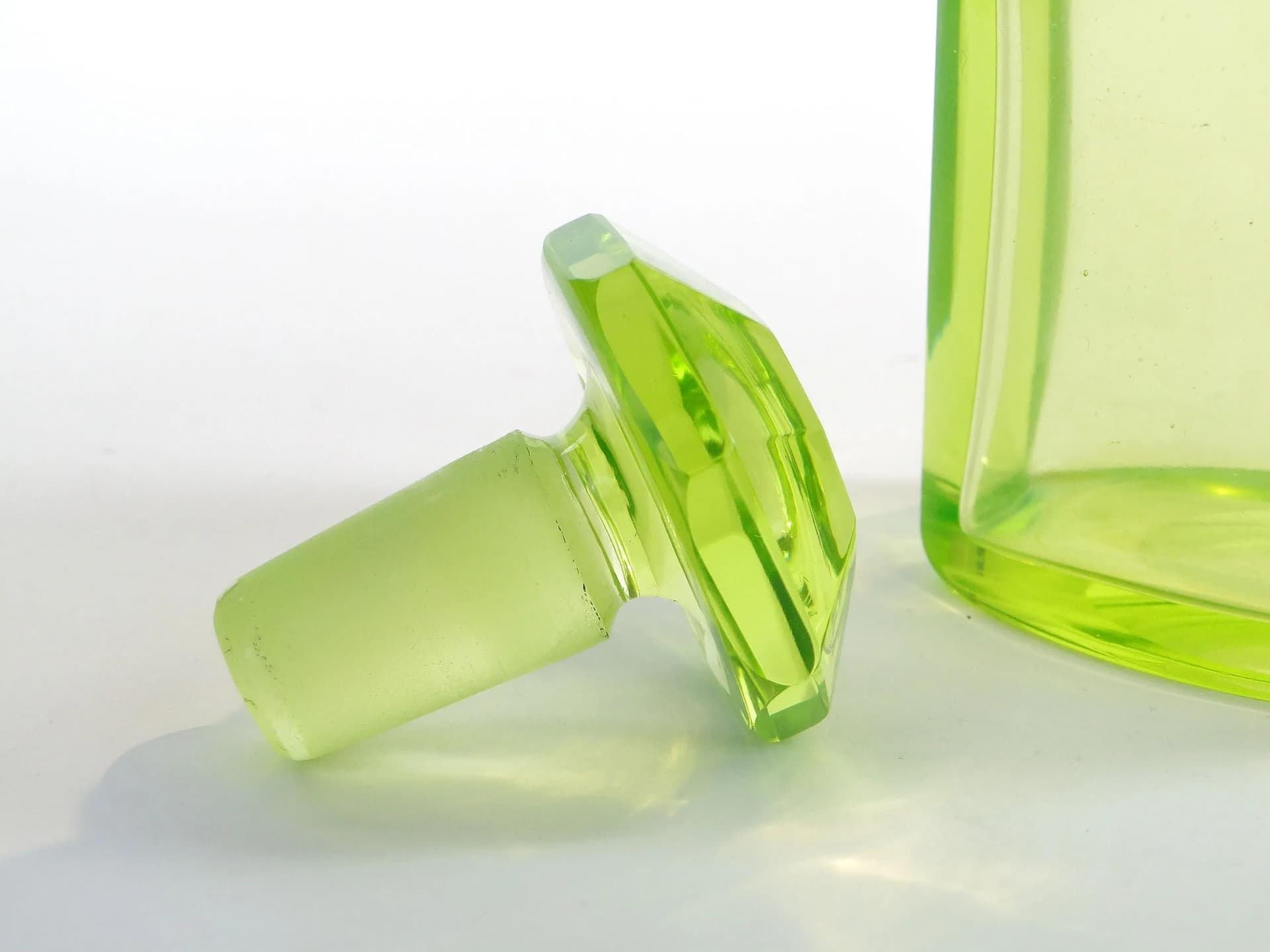 Karafka, szkło uranowe turkusowe, Austria, lata 90. XIX w. - 37110