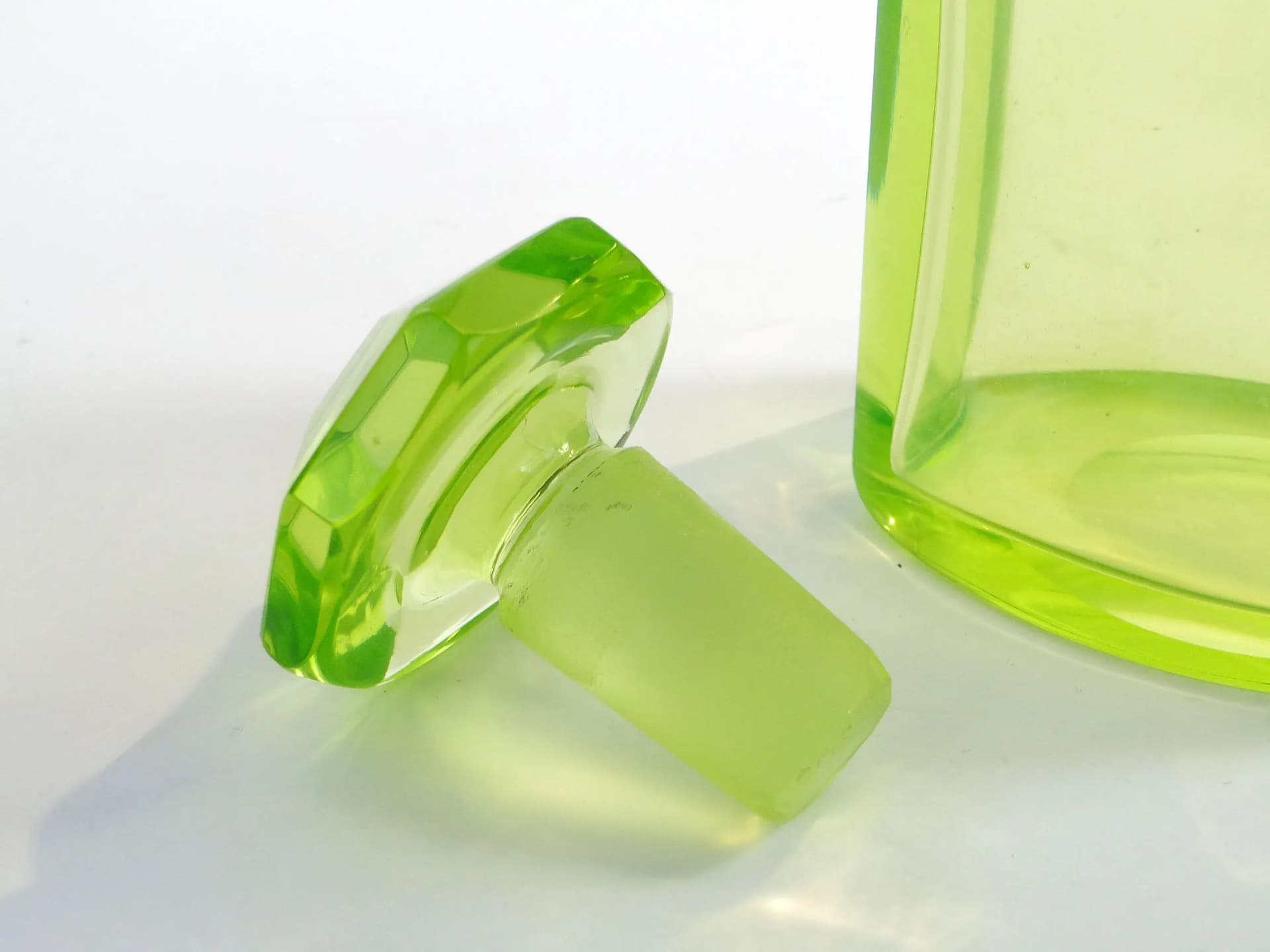 Karafka, szkło uranowe turkusowe, Austria, lata 90. XIX w. - 37109