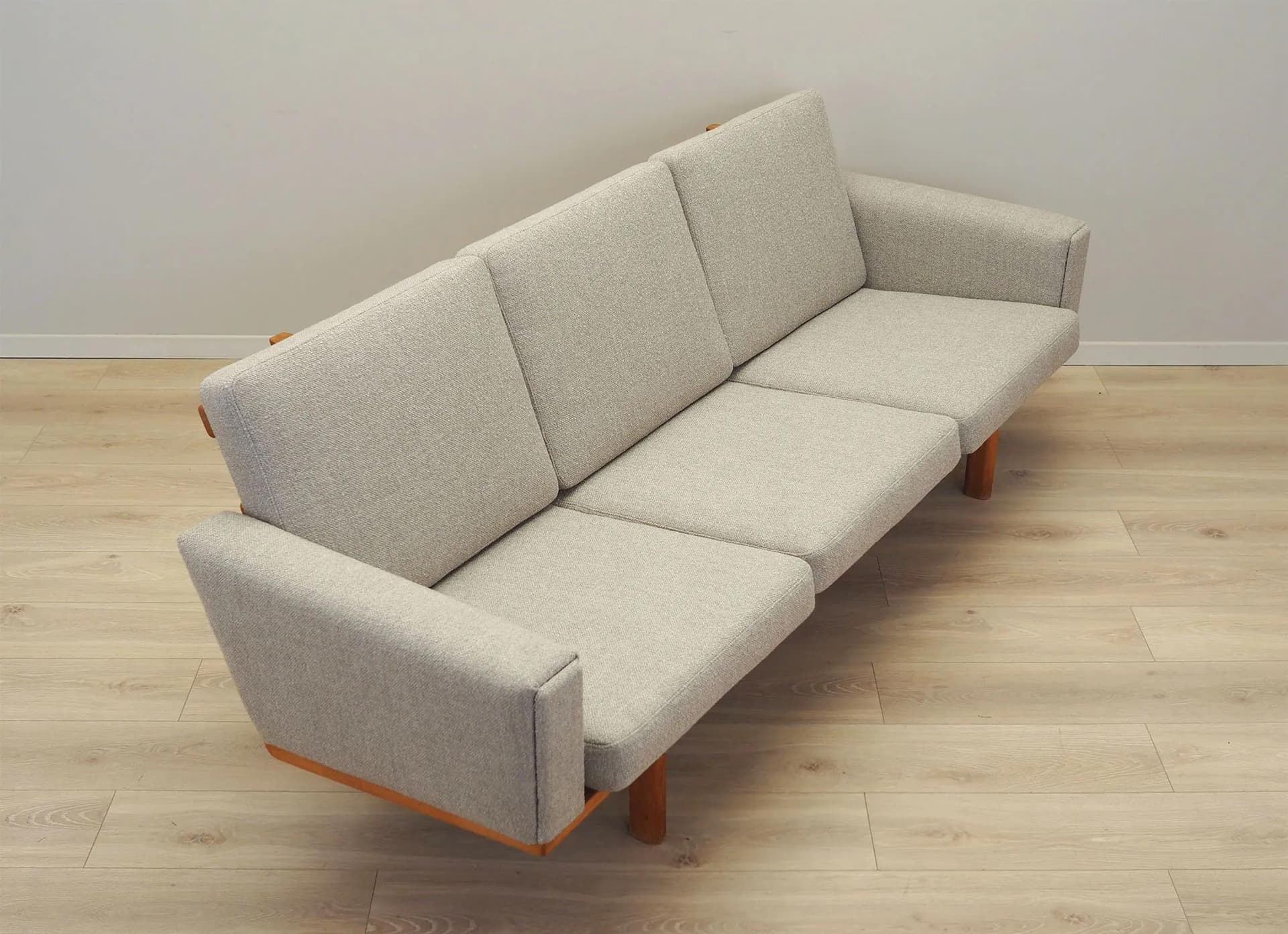 Sofa GE-236, boucle szary, jesion, proj. H. J. Wegner, Getama, Dania, lata 60. - 36953