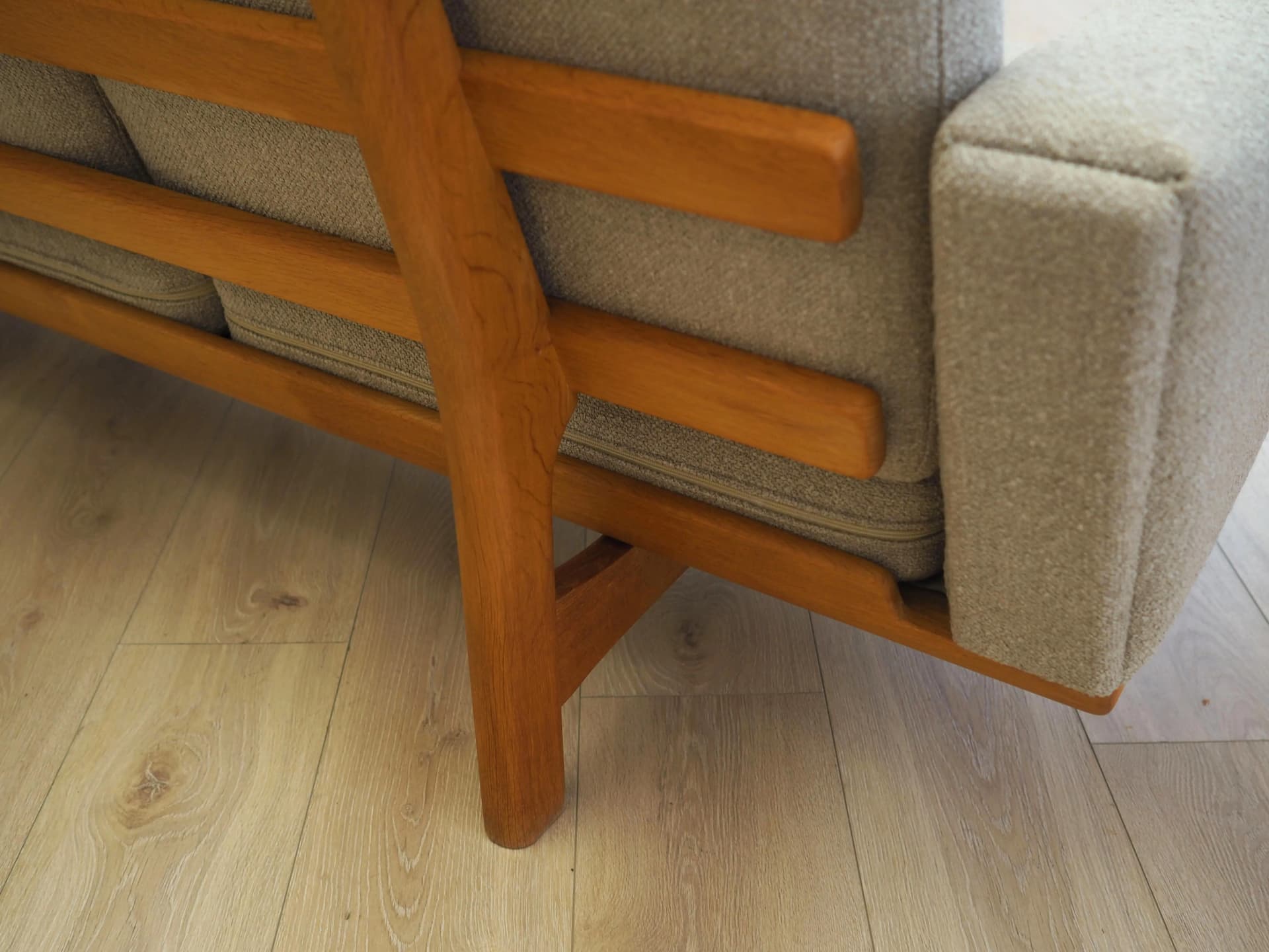 Sofa GE-236, boucle szary, jesion, proj. H. J. Wegner, Getama, Dania, lata 60. - 36956
