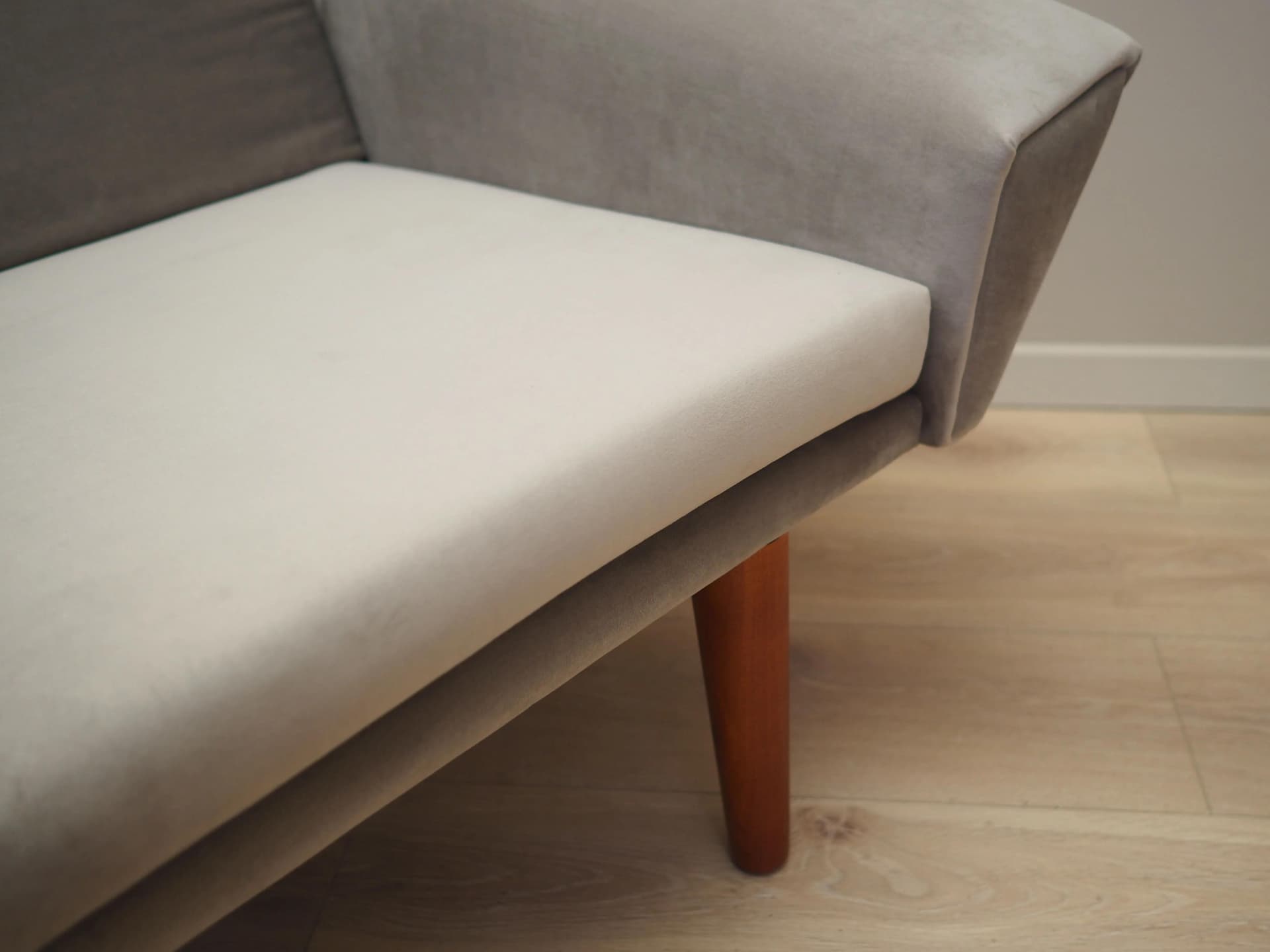 Sofa, velvet szary, buk, Dania, lata 80. - 37146