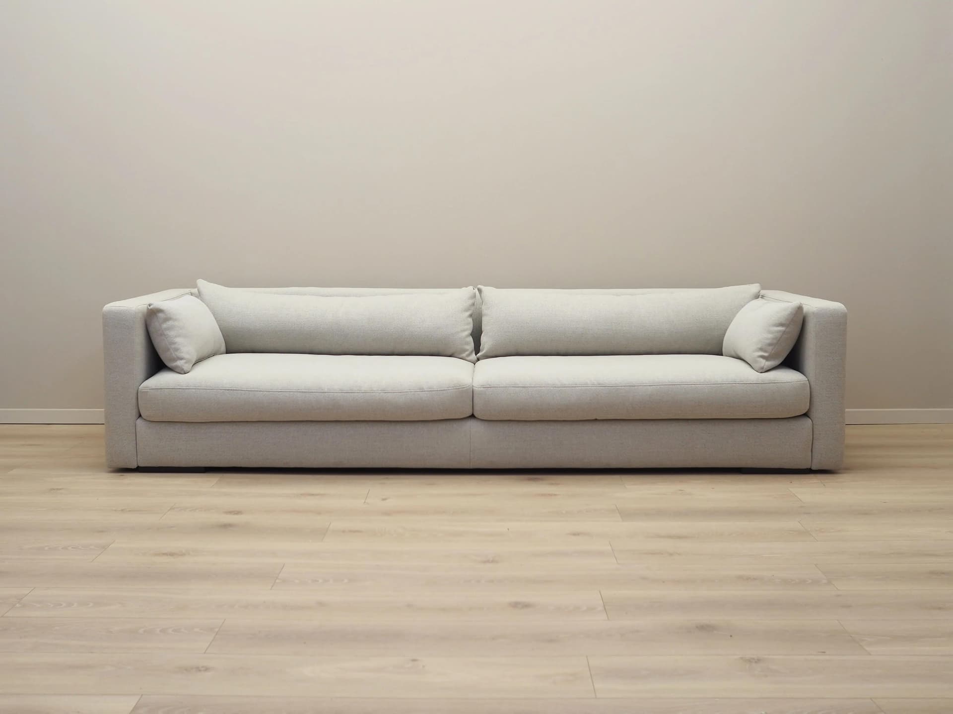 Sofa, skandynawski design, tkanina szara, drewno, Dania, lata 2000 - 37358