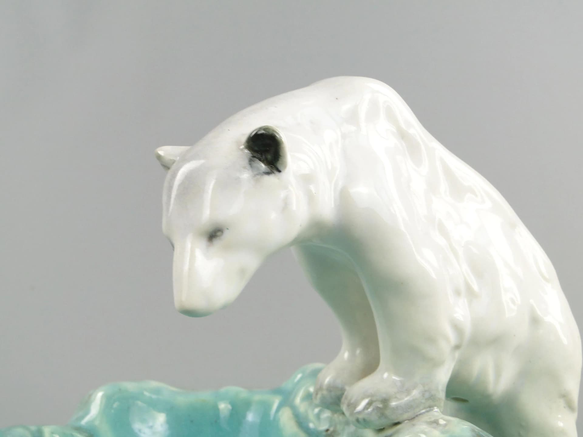 Patera z niedźwiedziem polarnym, Art Deco, biała, ceramika glazurowana, proj. D. Urbach, Czechy, lata 30. - 37422