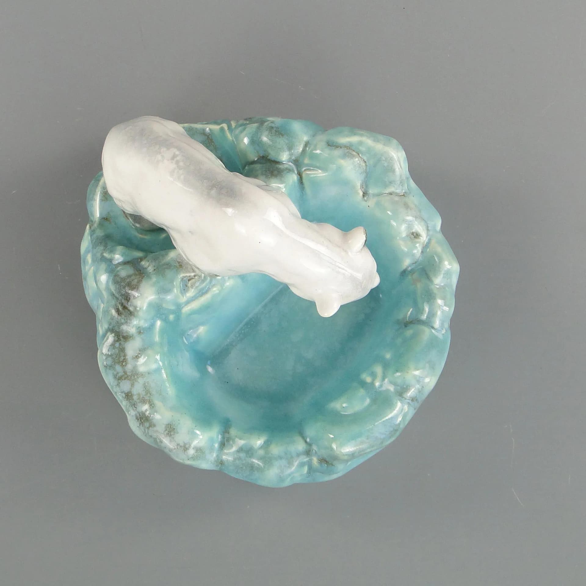 Patera z niedźwiedziem polarnym, Art Deco, biała, ceramika glazurowana, proj. D. Urbach, Czechy, lata 30. - 37420