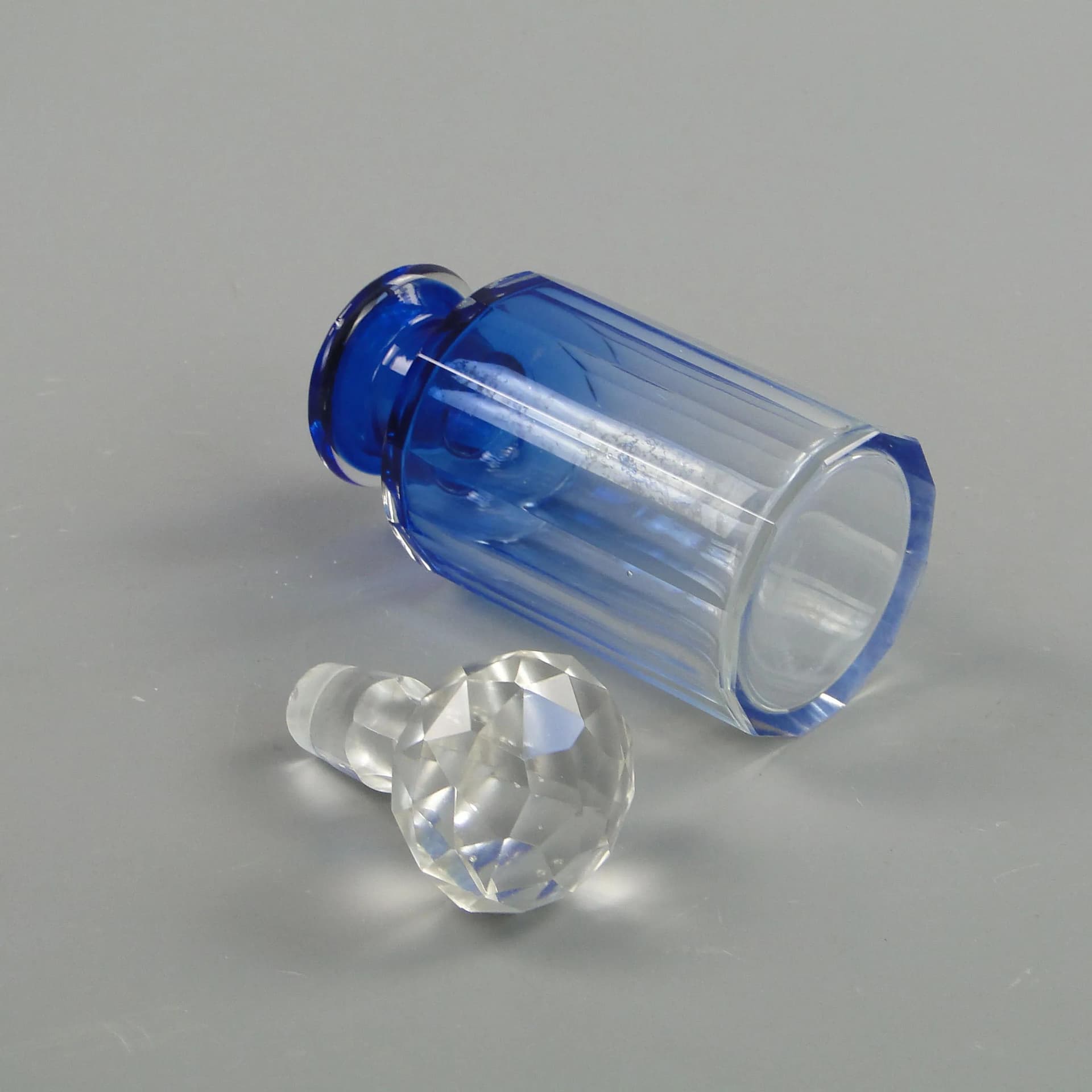 Flakon secesyjny, kryształ niebieski, Moser, Czechosłowacja, początek XX w. - 37400