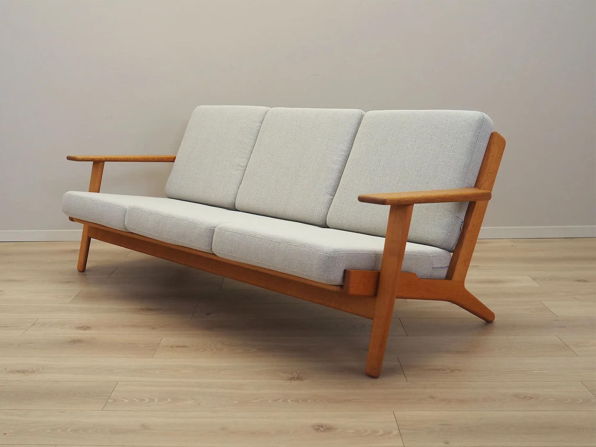 Sofa GE-290, boucle beżowy, dąb, proj. H. J. Wegner, Getama, Dania, lata 60. - 37445