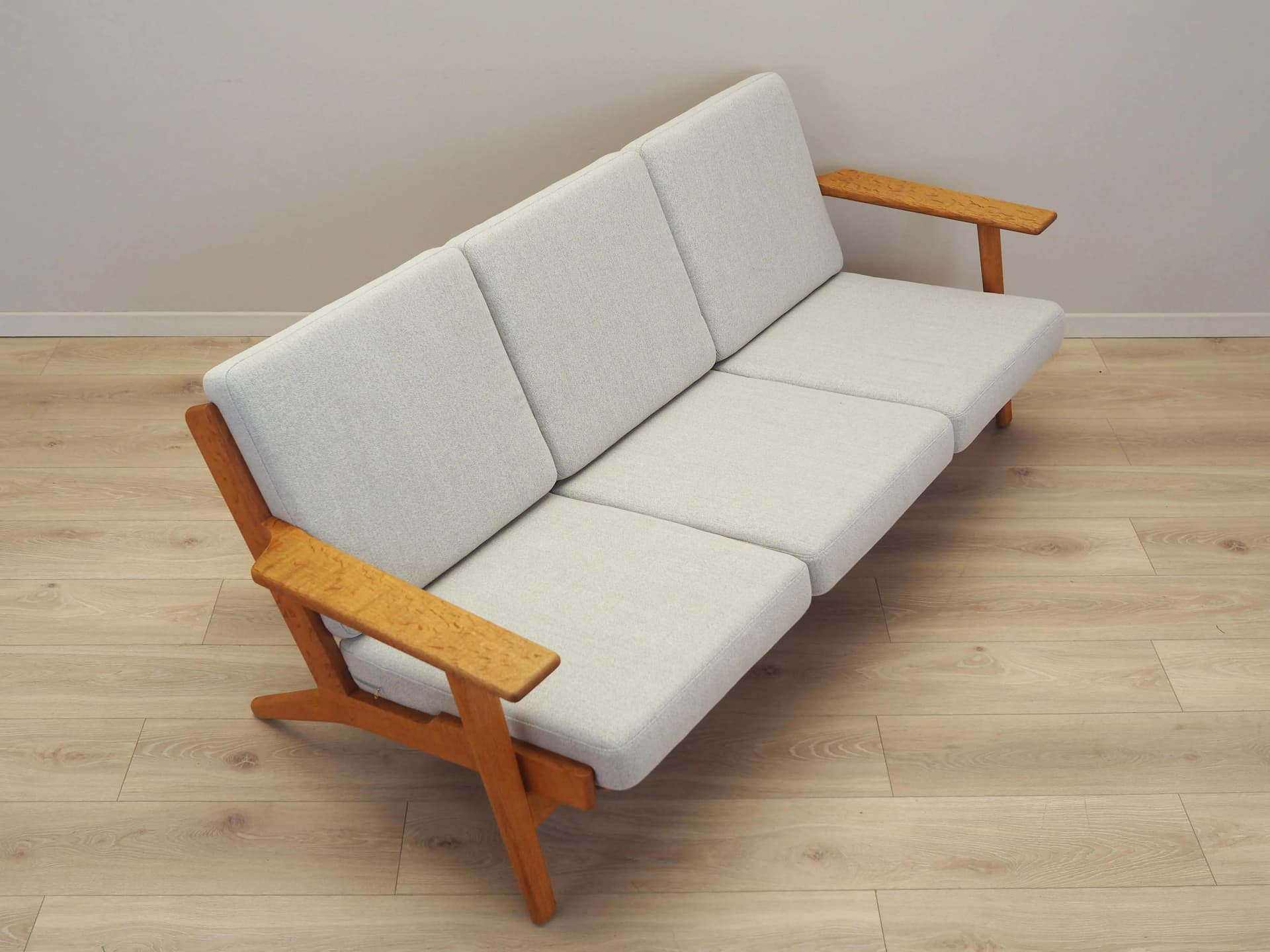 Sofa GE-290, boucle beżowy, dąb, proj. H. J. Wegner, Getama, Dania, lata 60. - 37449