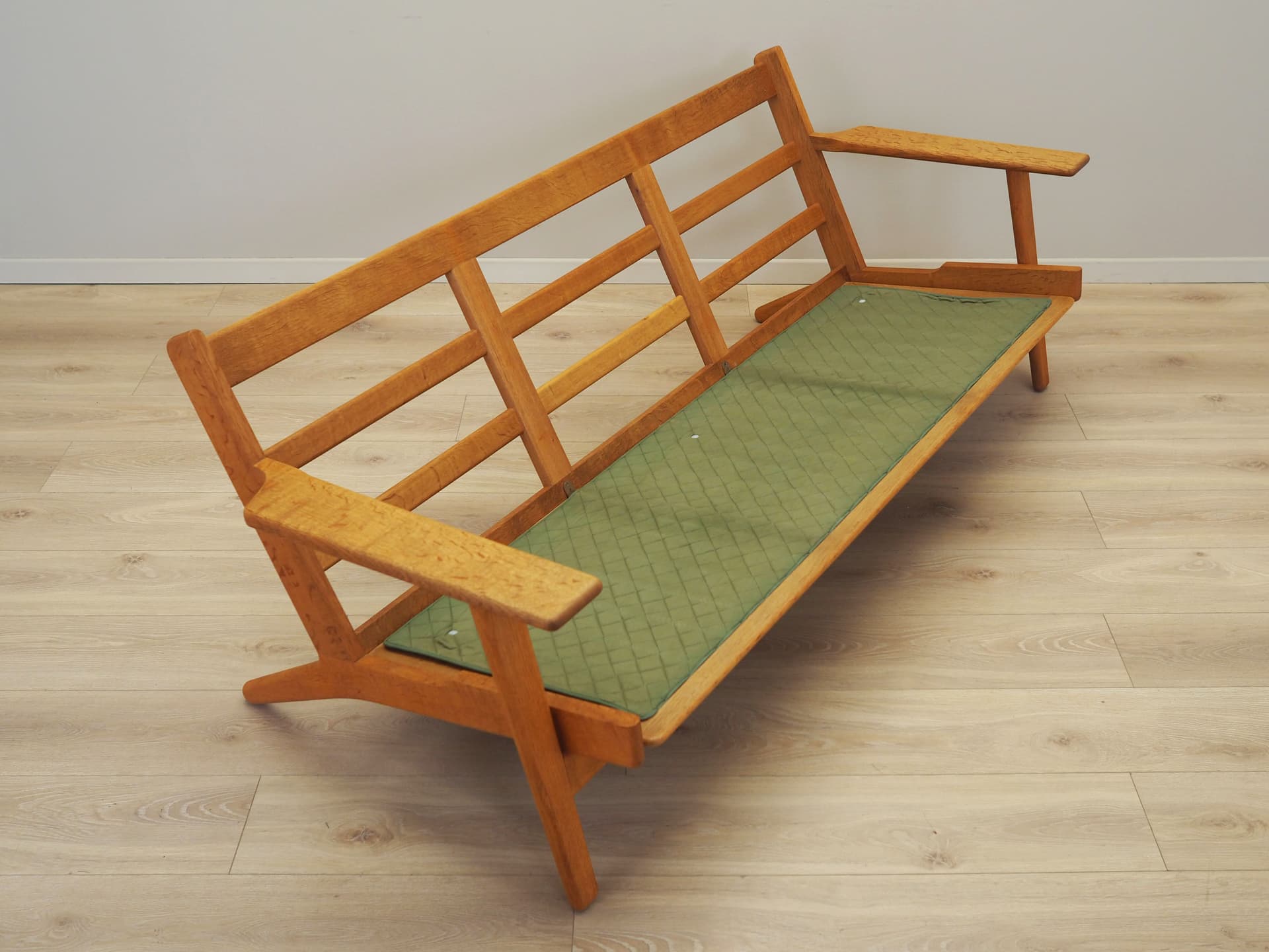 Sofa GE-290, boucle beżowy, dąb, proj. H. J. Wegner, Getama, Dania, lata 60. - 57415