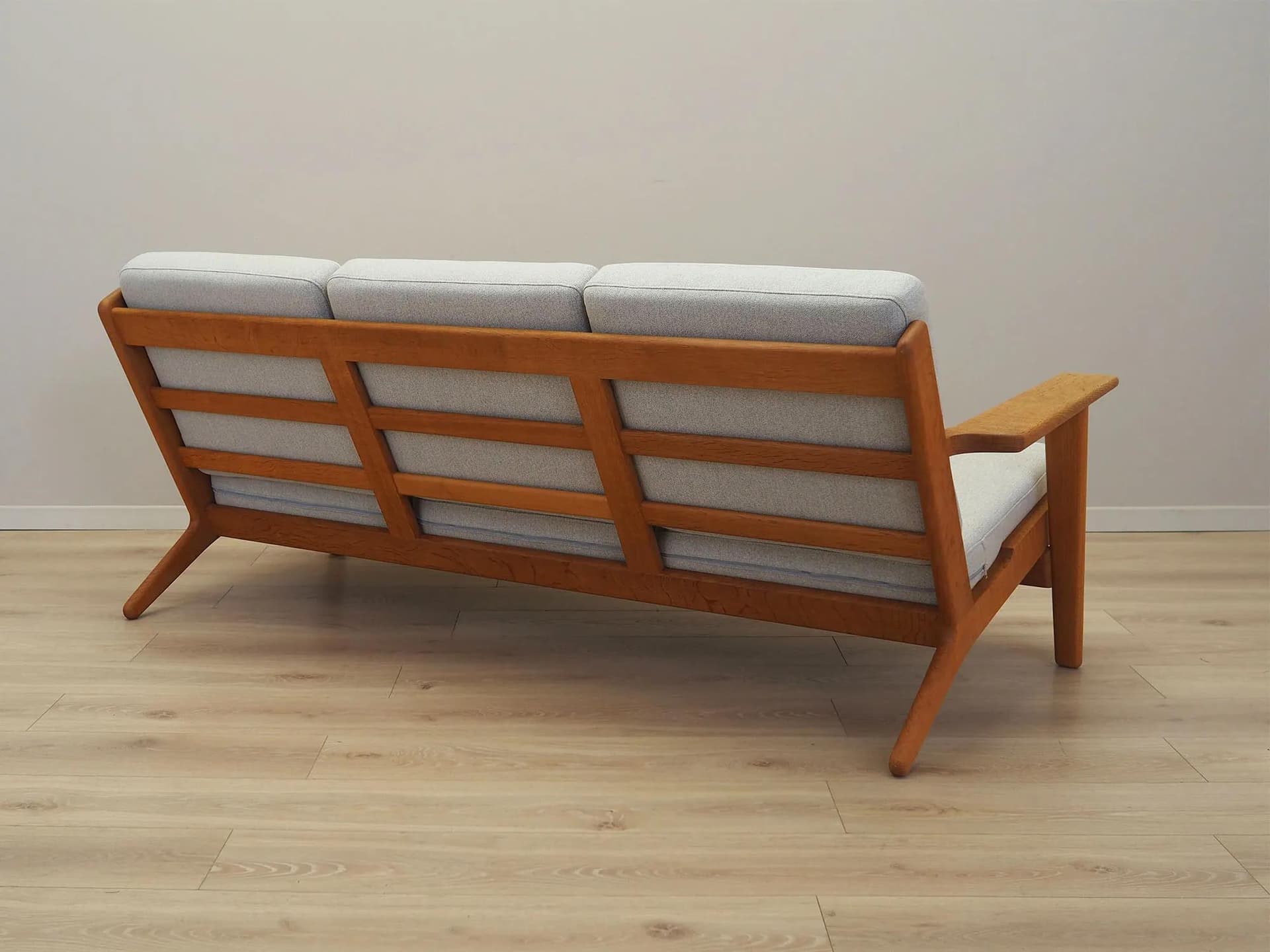 Sofa GE-290, boucle beżowy, dąb, proj. H. J. Wegner, Getama, Dania, lata 60. - 37447