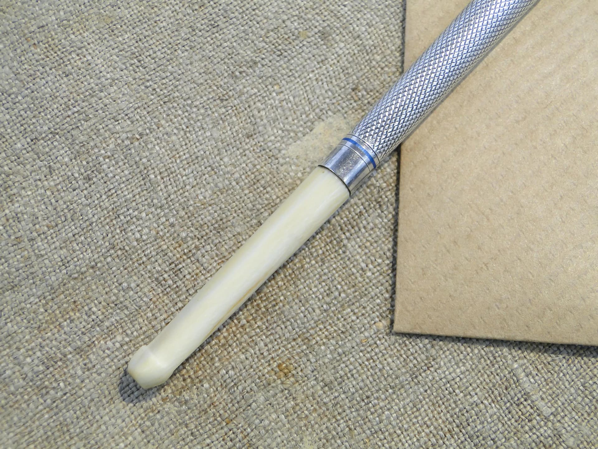 Srebrna lufka do papierosów z emalią i kością słoniową, początek XX wieku - 37585