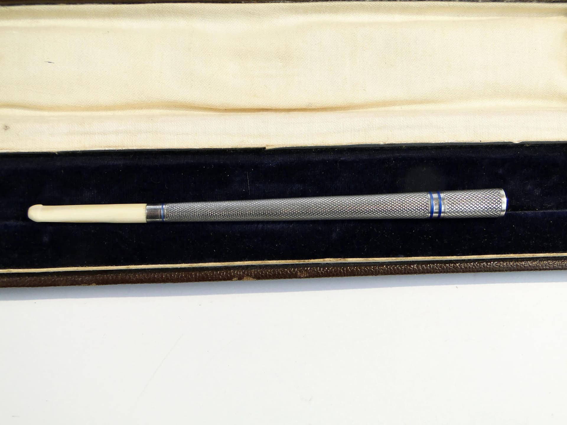 Srebrna lufka do papierosów z emalią i kością słoniową, początek XX wieku - 37583