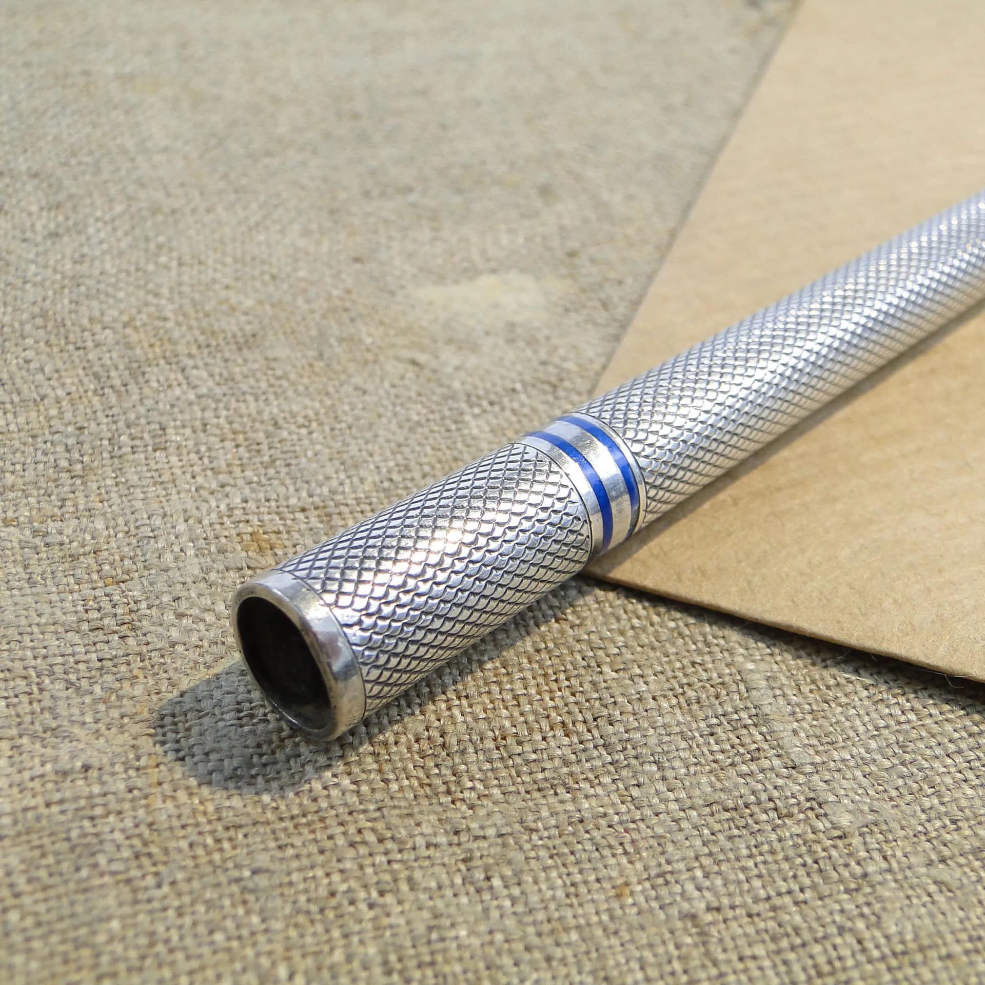 Srebrna lufka do papierosów z emalią i kością słoniową, początek XX wieku - 37588