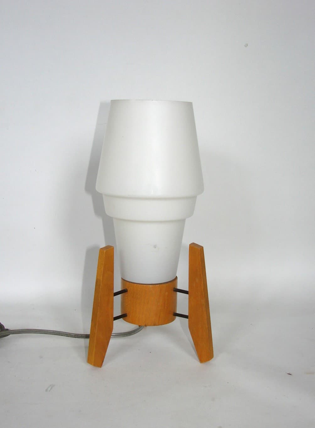 Lampa wisząca, Drevo-Humpolec, drewno jasne, szkło białe, Czechosłowacja, lata 70. - 37699