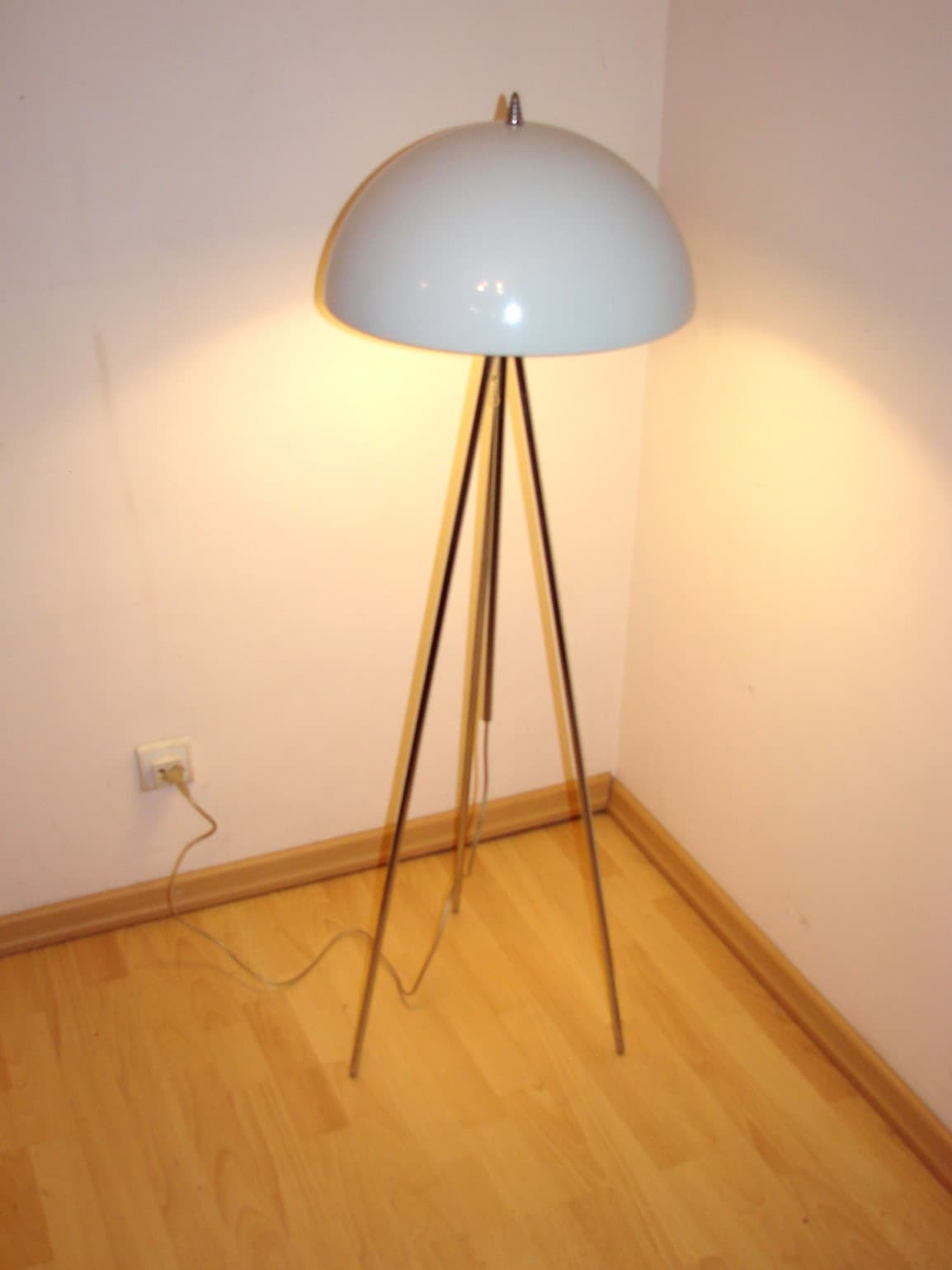 Lampa podłogowa, biały klosz, metal chromowany, lata 90. - 37749