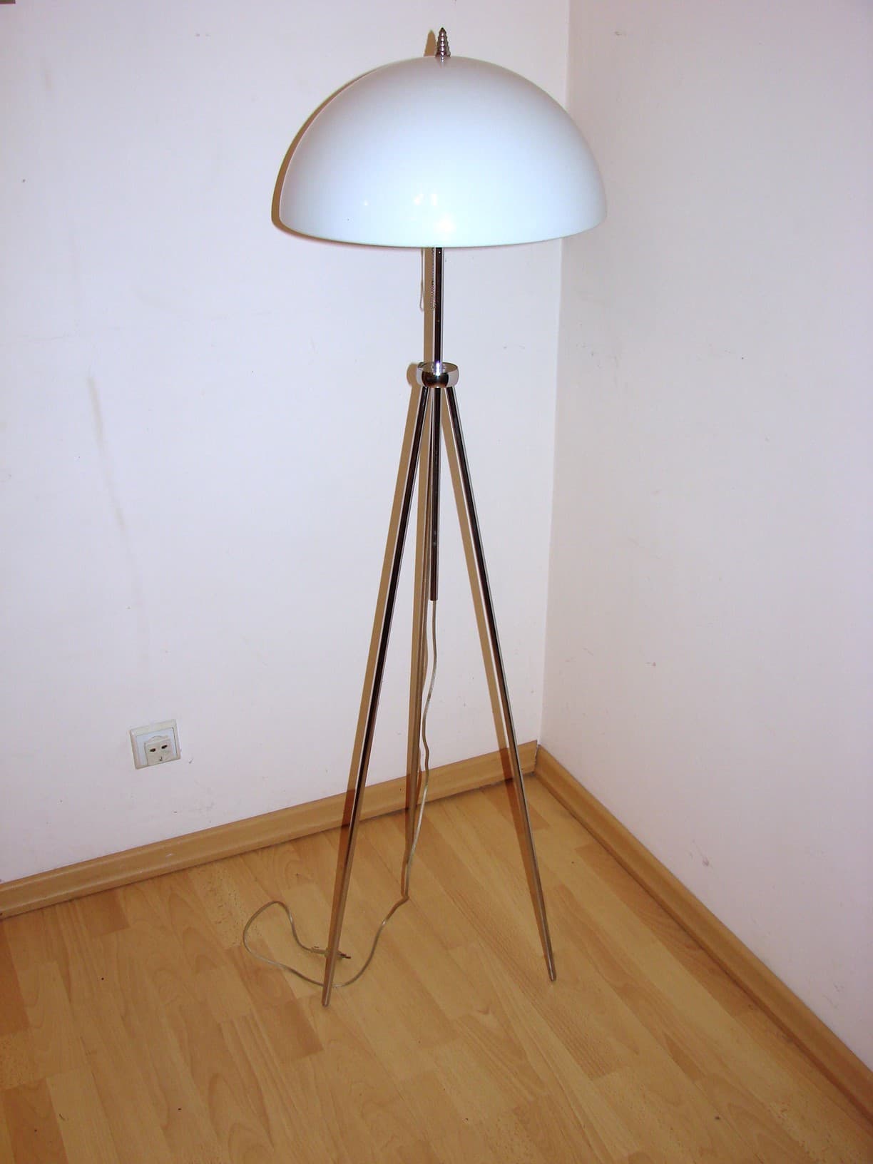 Lampa podłogowa, biały klosz, metal chromowany, lata 90. - 37751