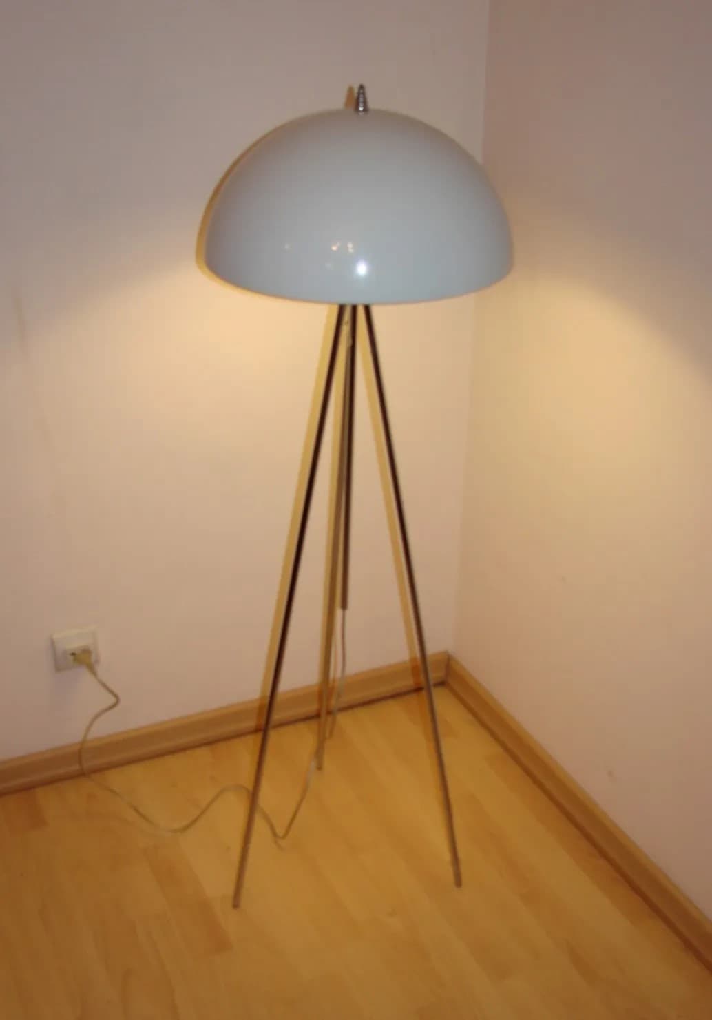 Lampa podłogowa, biały klosz, metal chromowany, lata 90. - 37748