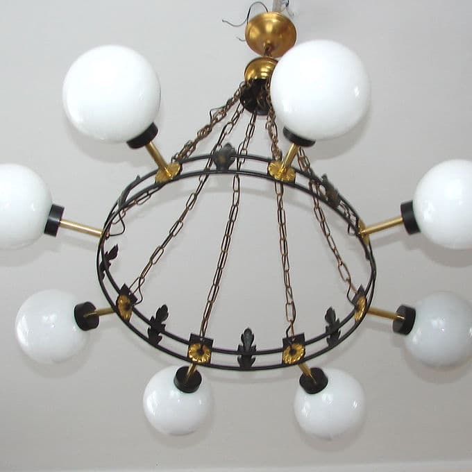 Żyrandol Mid Century, mosiądz złoty, szkło białe, lata 50. - 37827