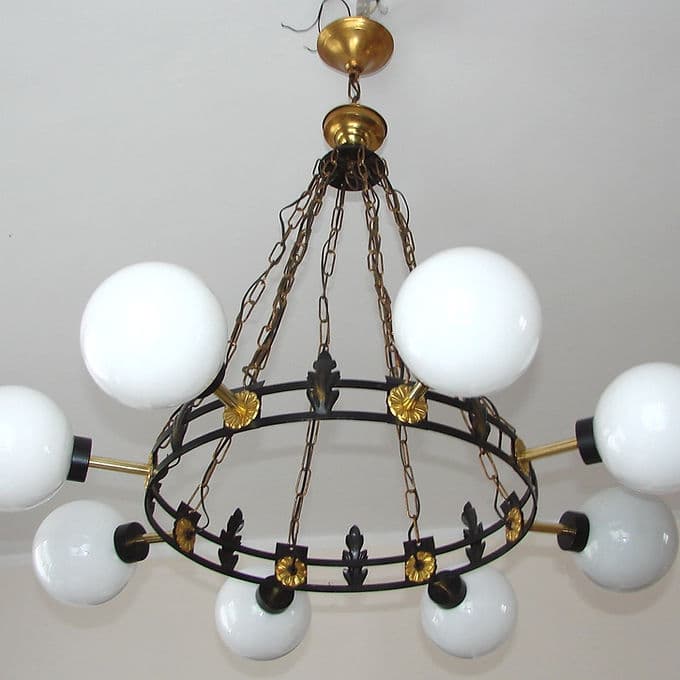 Żyrandol Mid Century, mosiądz złoty, szkło białe, lata 50. - 37828