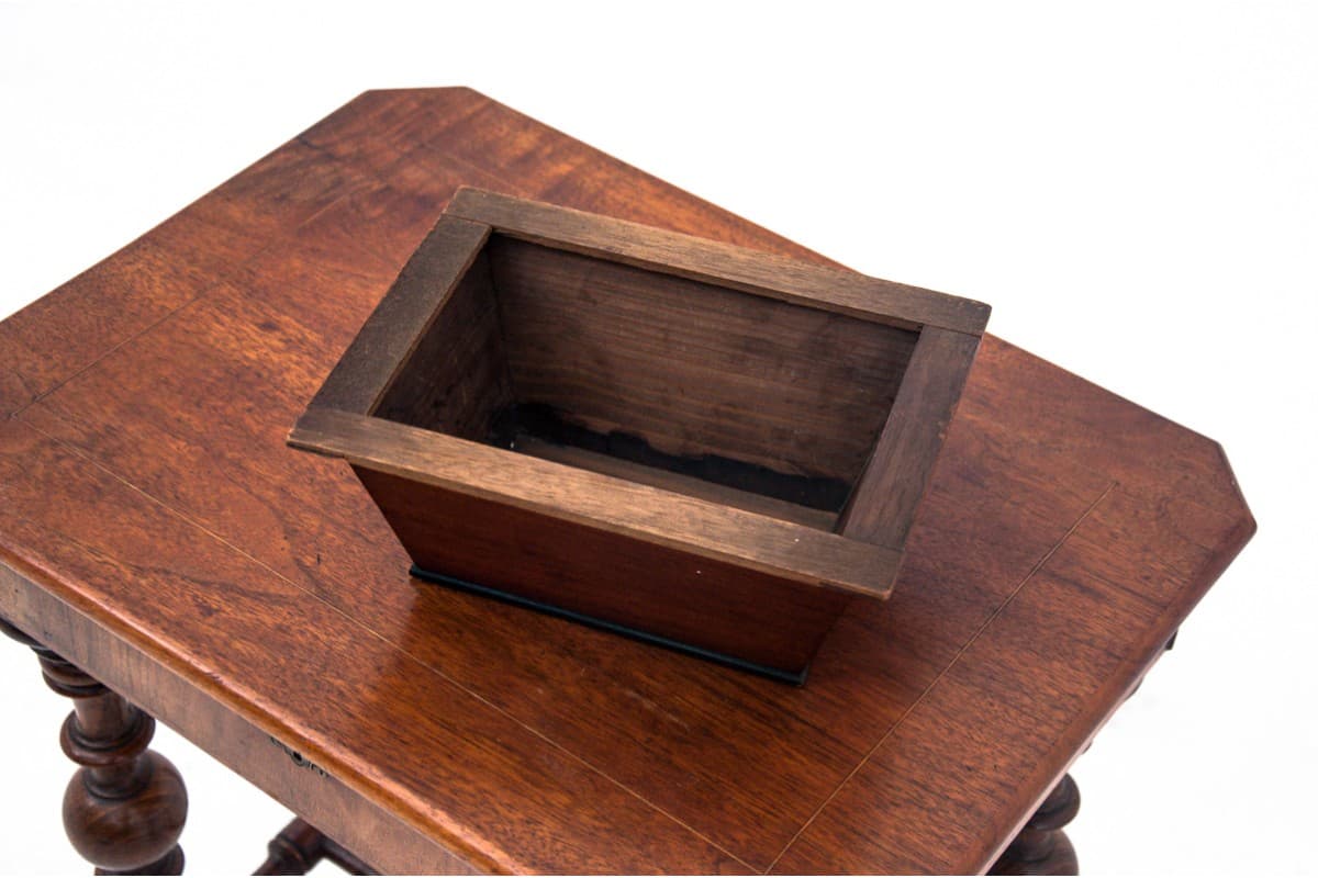 Stolik niciak, brązowy, orzech, Europa Północna, XIX w. - 60899