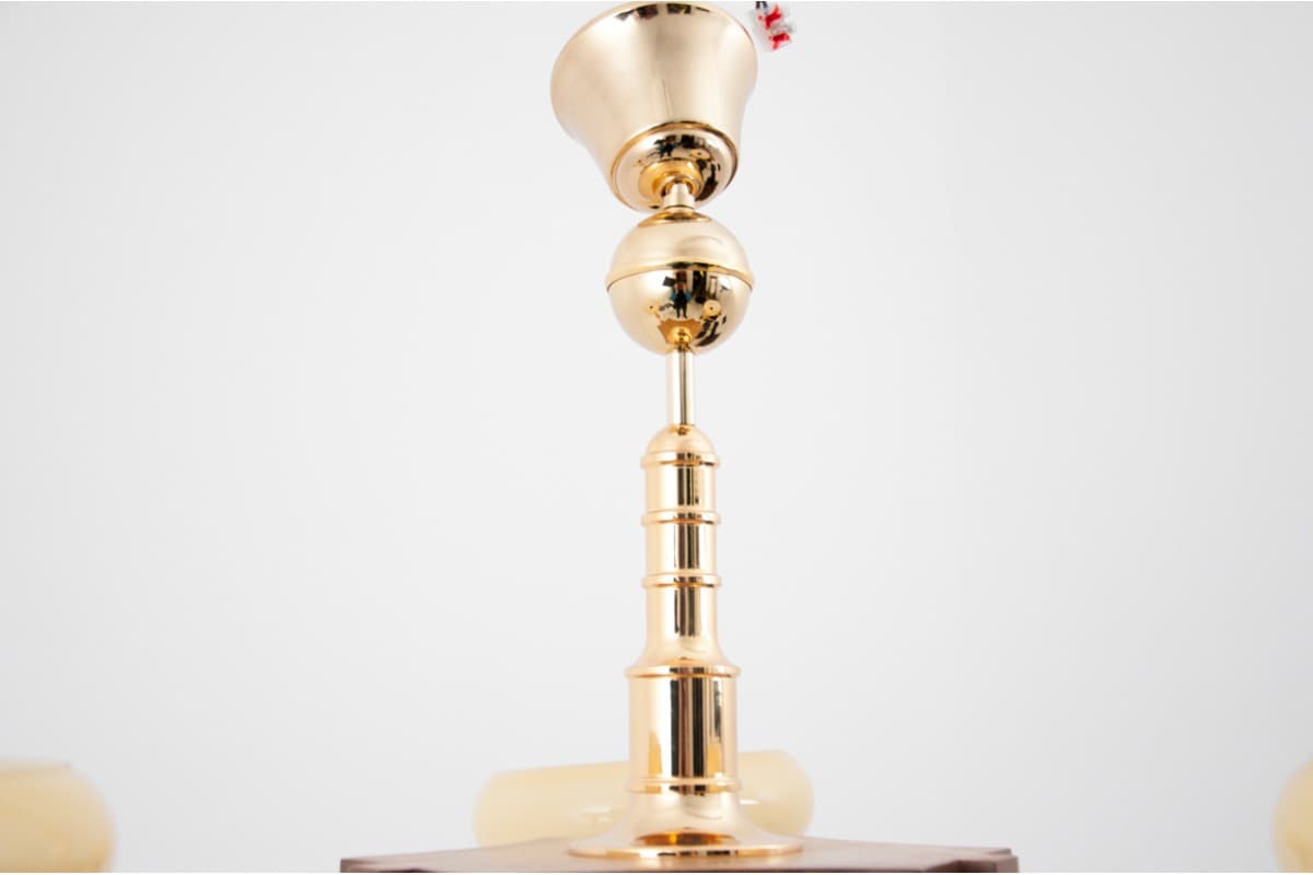 Żyrandol trójramienny Art Deco, złoty, orzech, szkło, Polska, lata 60. - 76677