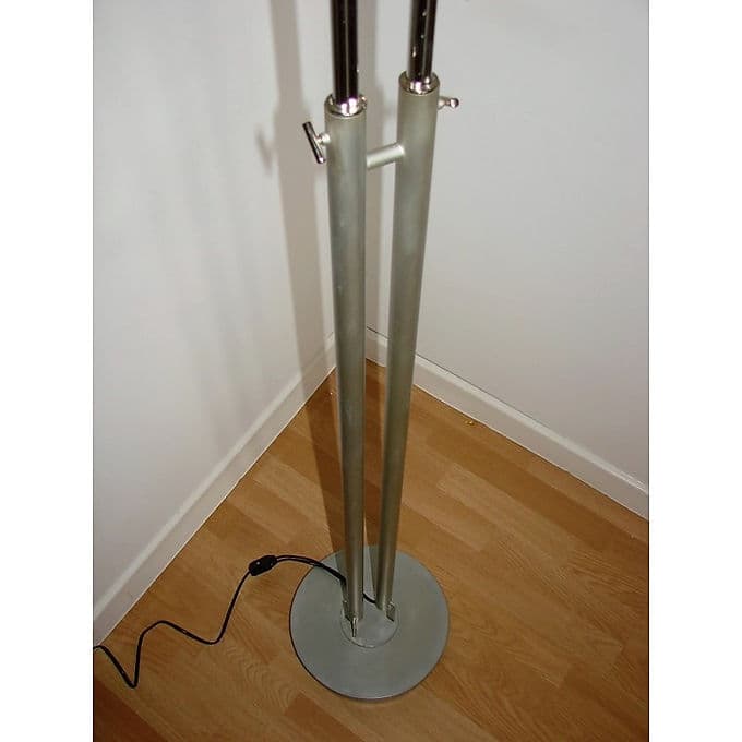 Srebrna metalowa lampa podłogowa modernistyczna, lata 80. - 38702
