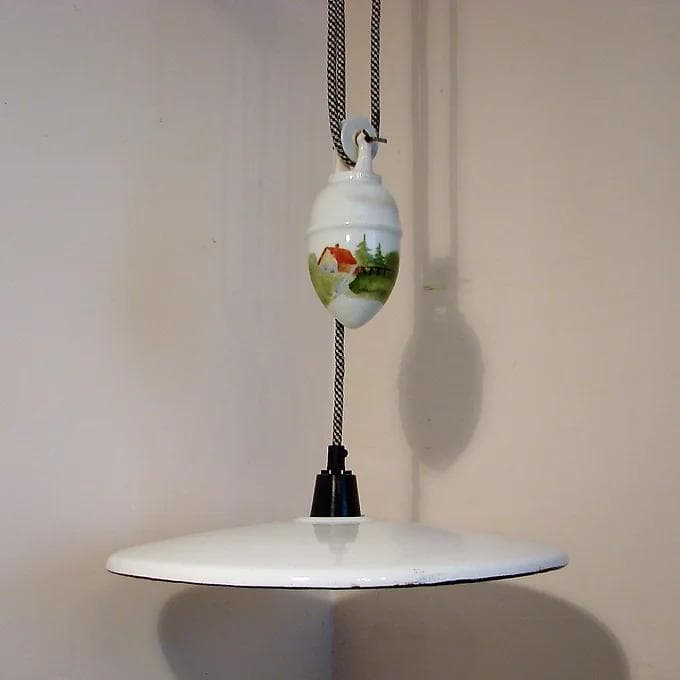 Biała emaliowana lampa wisząca z przeciwwagą, modernistyczna, Europa, lata 30. - 38787