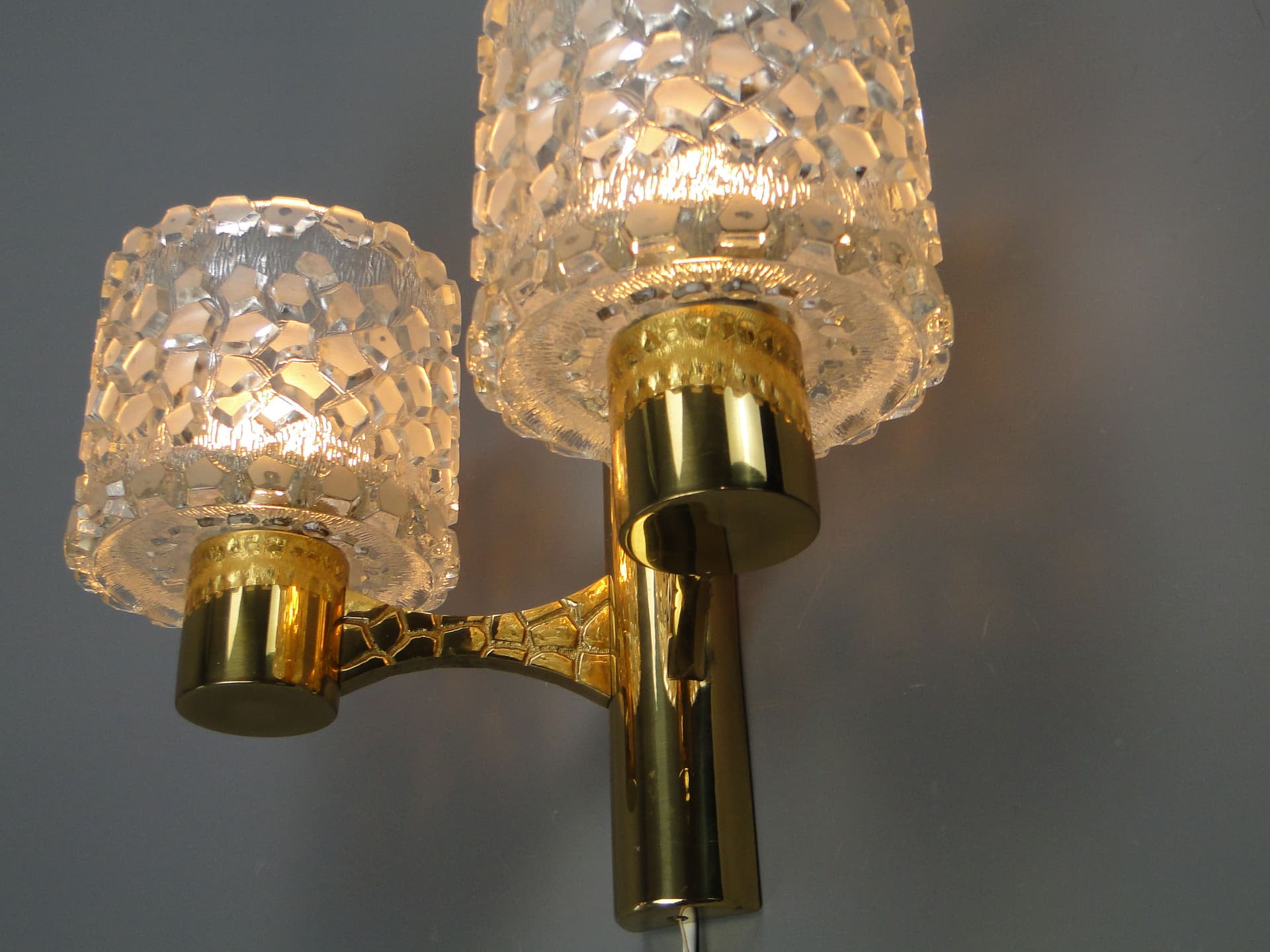 Kinkiet, mosiądz złoty, szkło przezroczyste, proj. C. Fagerlund, Orrefors, Szwecja, lata 60. - 40705