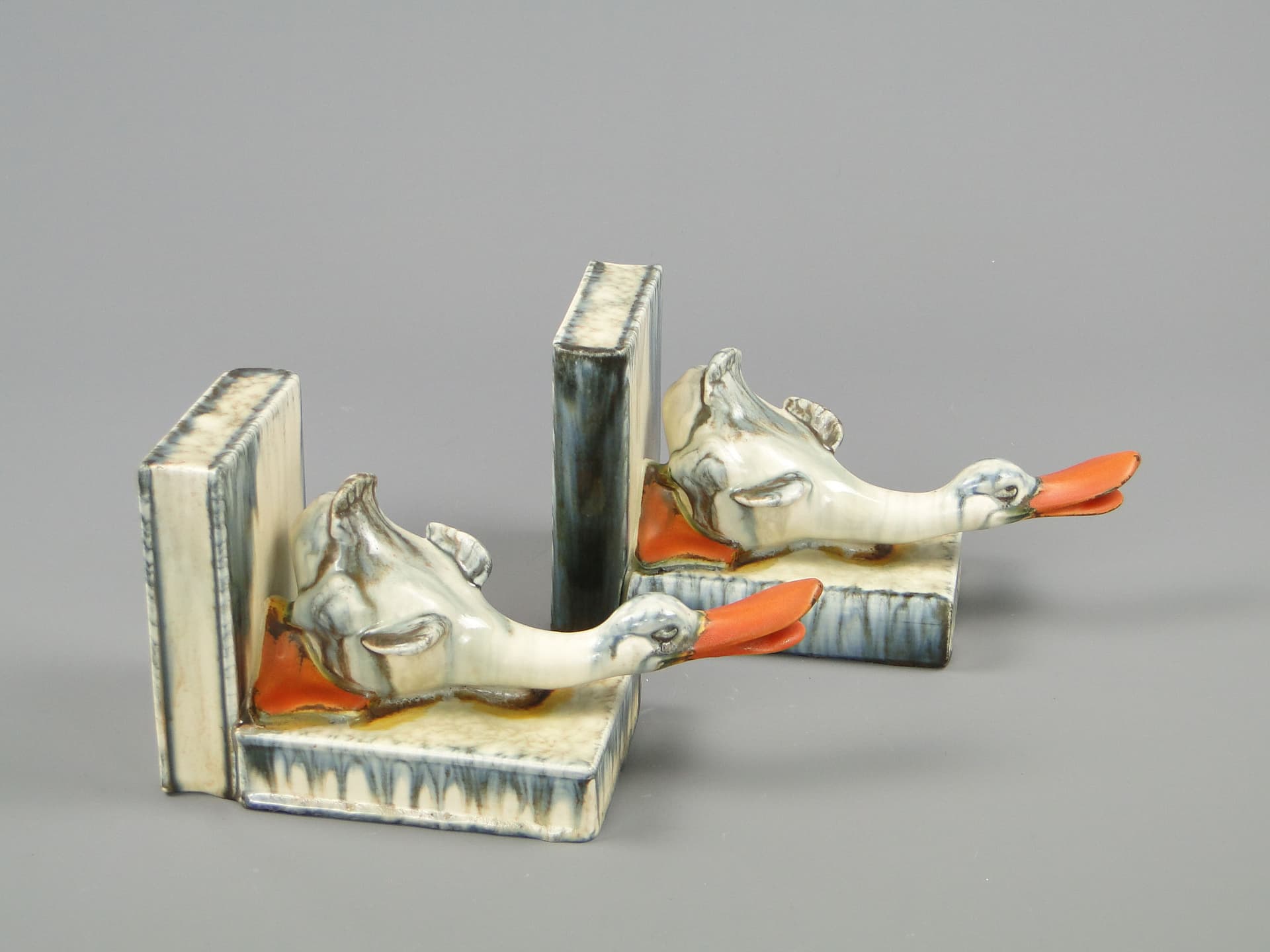 Para podpórek do książek Art déco, ceramika ivory white, proj. D. Urbach, Czechy, lata 30. - 40681