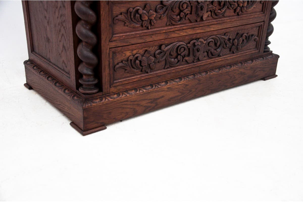 Neo-Renaissance Chest of Drawers, dark brown oak, France, 19th c. - 77778