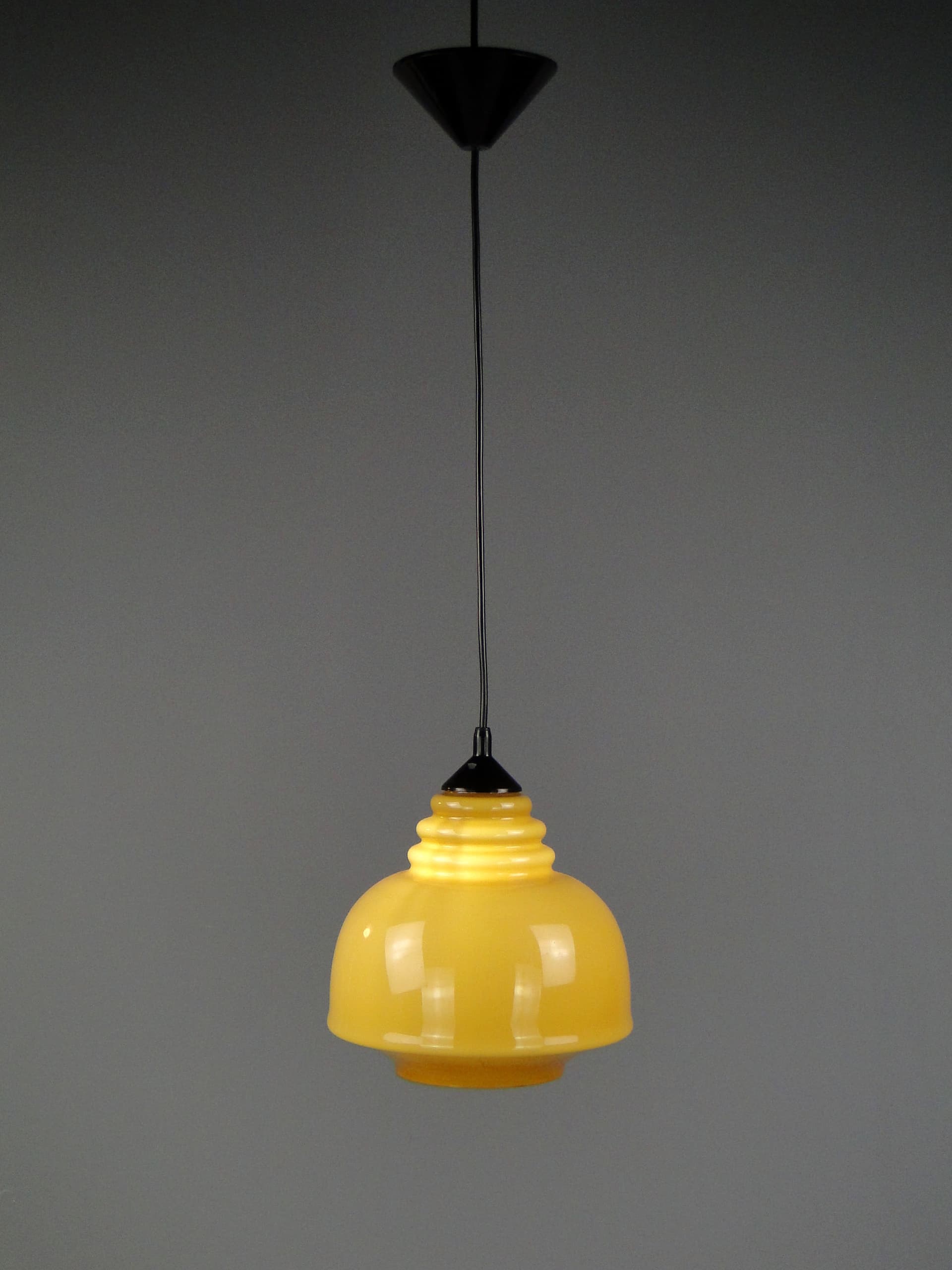 Lampa wisząca, Pop Art, szkło żółty, Zakłady Sprzętu Oświetleniowego Zaos, Polska, lata 60. - 40577